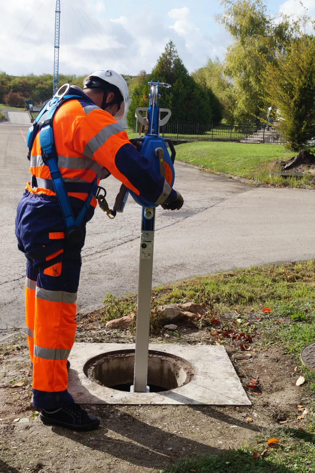 Tracrod with fall arrester Blocfor for safe entry of shafts