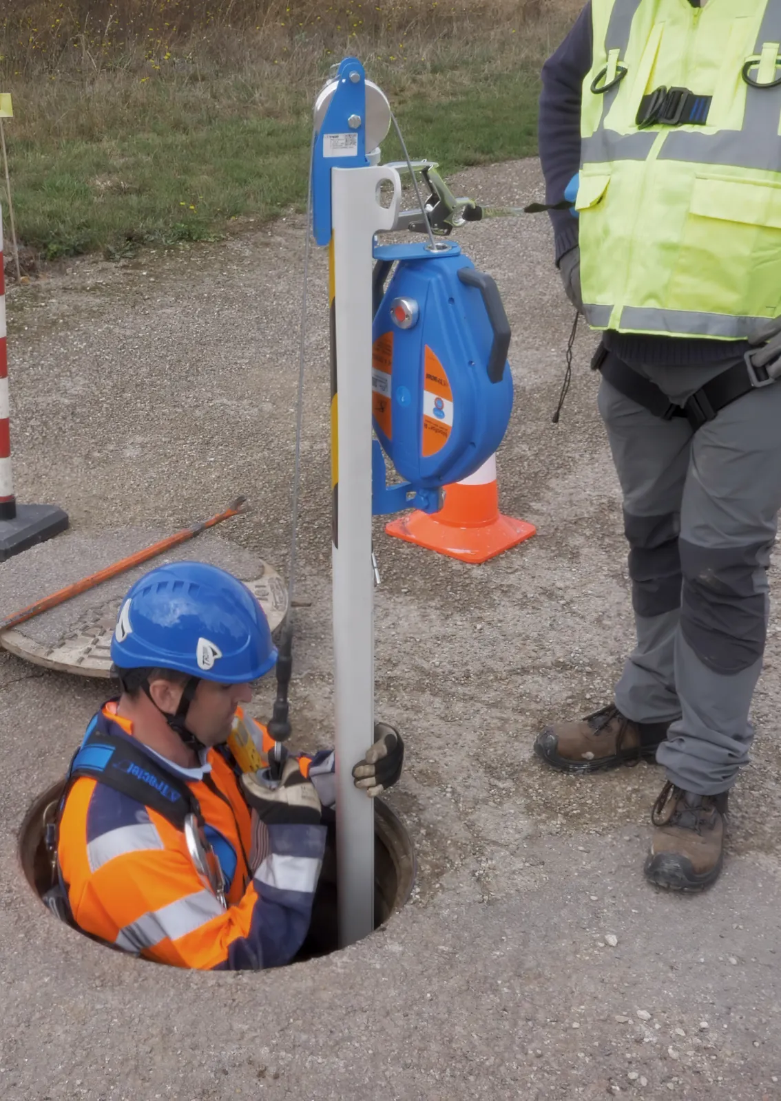 Descent in shaft secured with fall arrester Blocfor on Tracrod