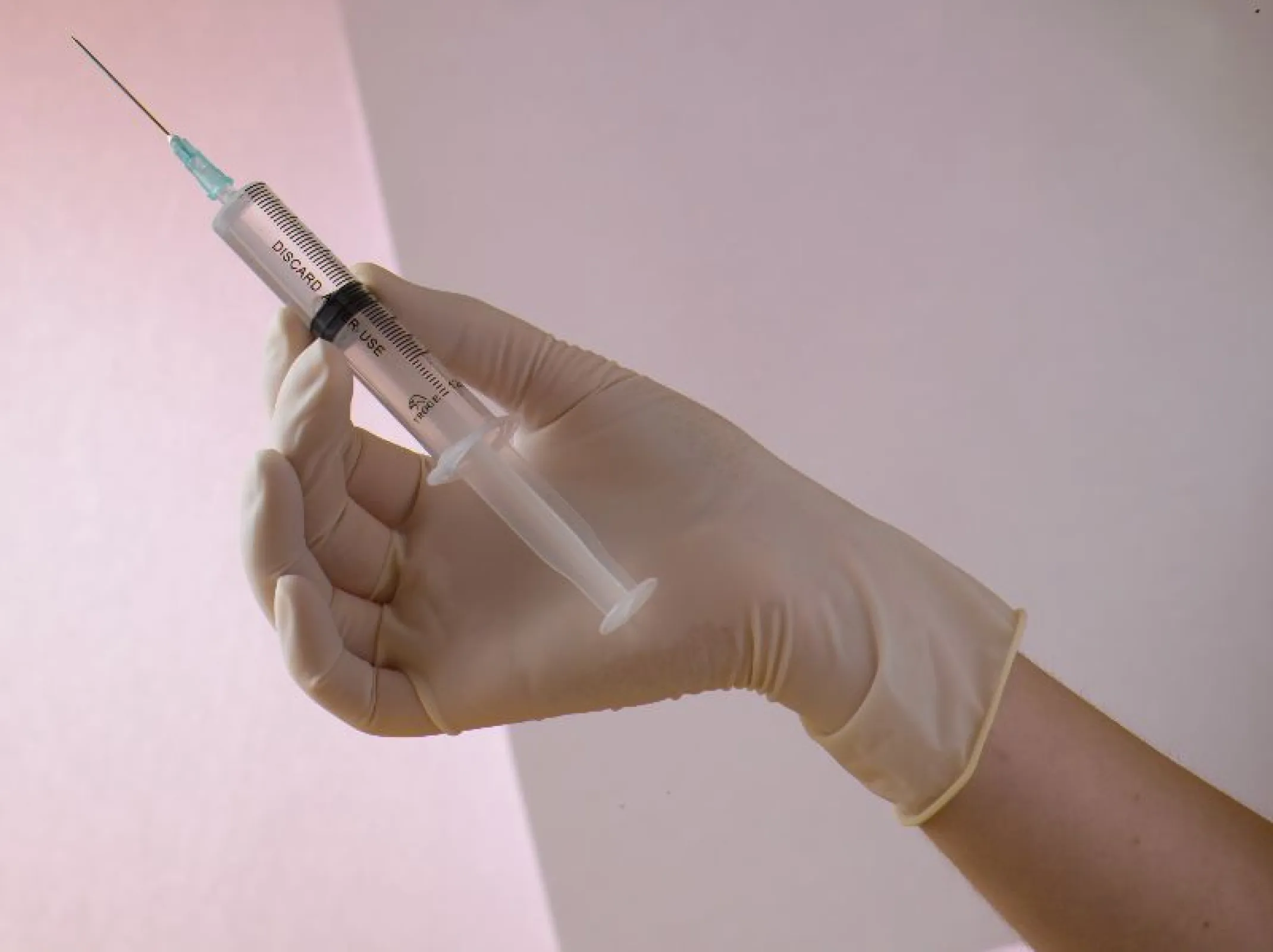 TROGE offers a wide range of hypodermic syringes and surgical gloves