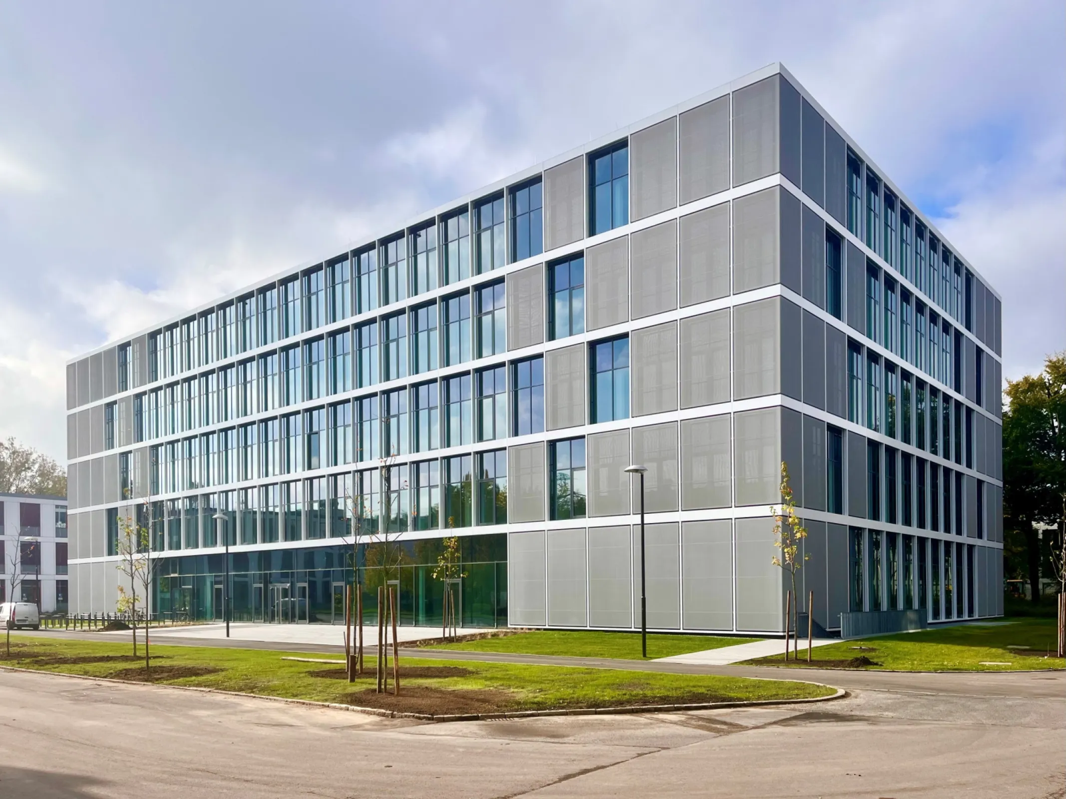 The BerlinBioCube offers 8,000 m² of laboratory and office space for start-ups (© Uli Hoelken)
