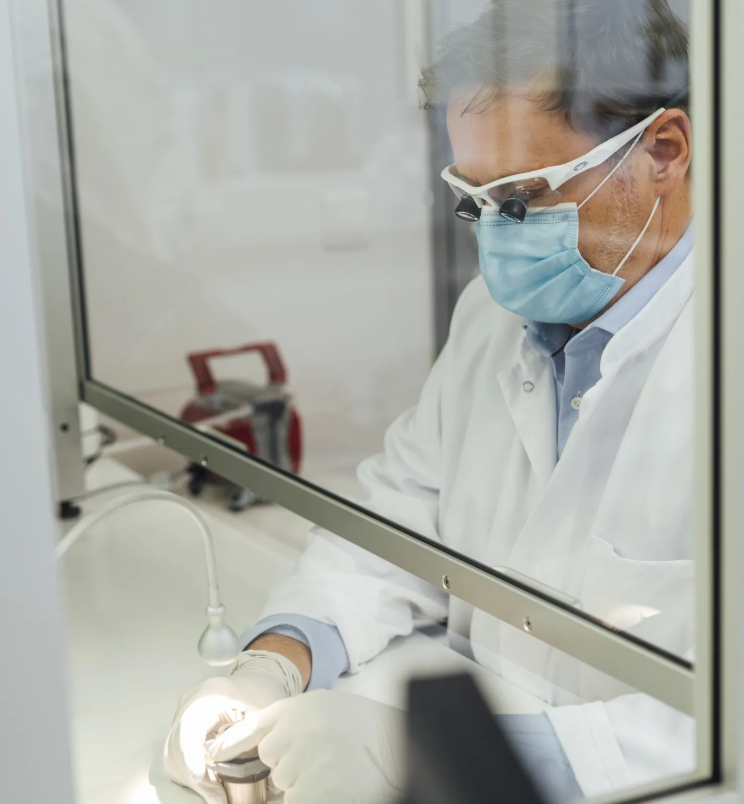 Inspection of a dental implant according to the CleanImplant Foundation's testing criteria
