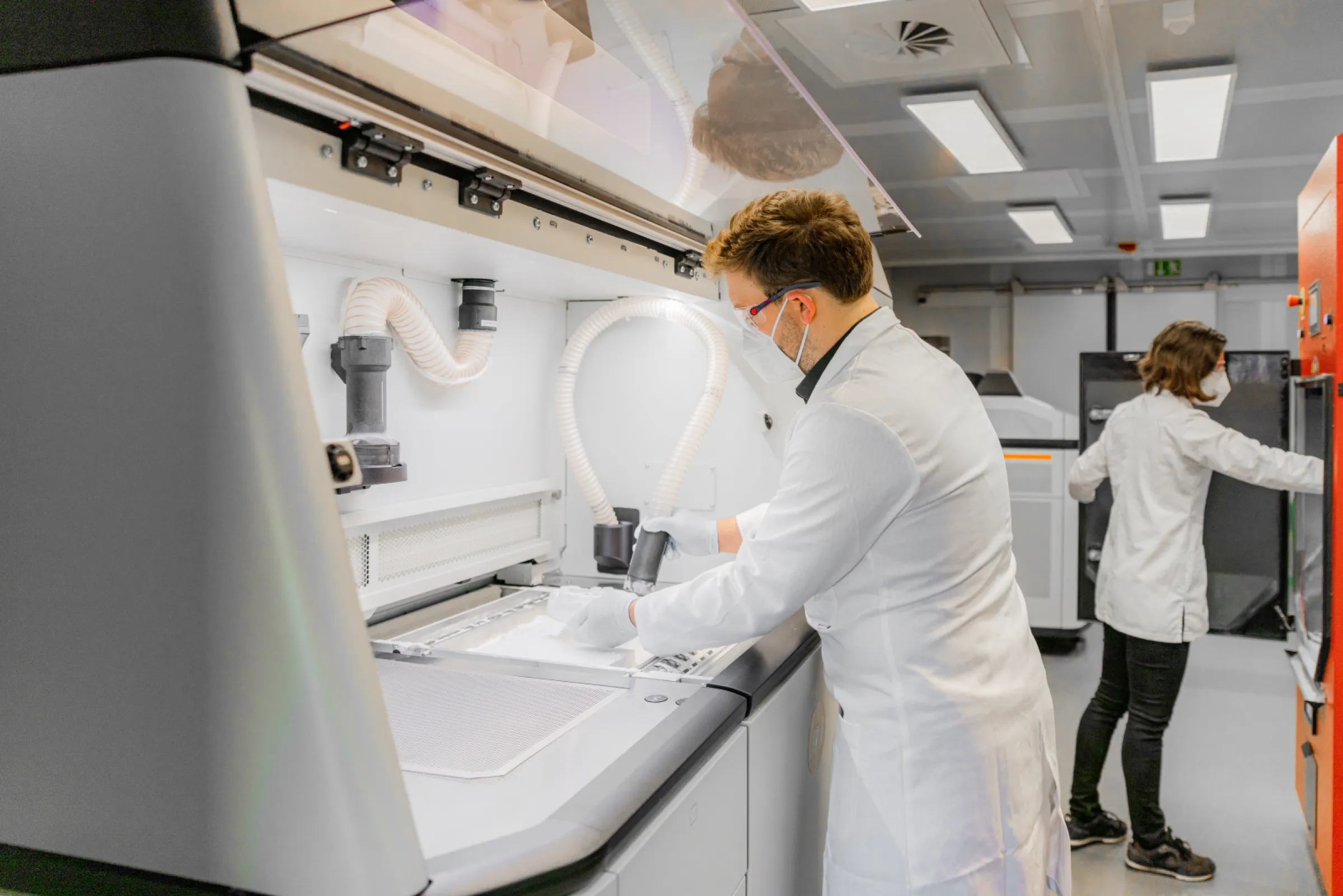 leap:up stuff during post processing of PA12 components (HP JetFusion) in the 3D printing lab at medical:forge Leipzig Coworking space