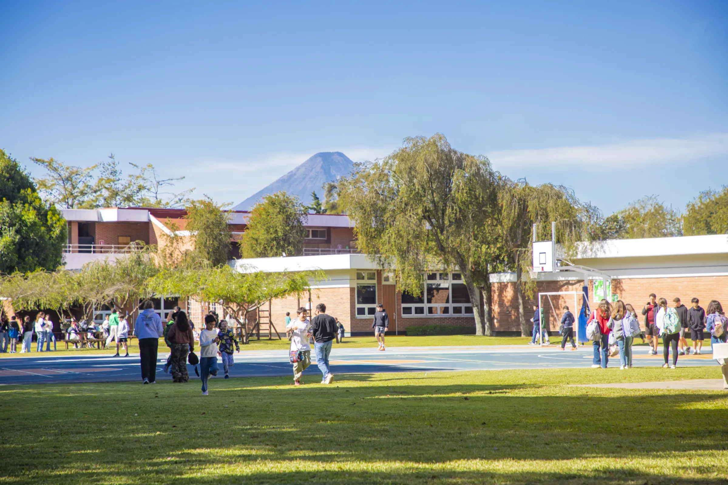 The campus of the Deutsche Schule Guatemala features extensive sports facilities and green spaces, creating an ideal learning environment for around 1,200 students.