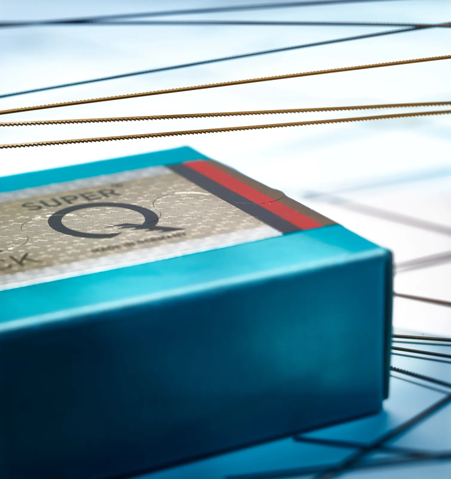 SUPER Q Jewellery Saw Blades & Packaging Close-up view of NIQUA’s SUPER Q saw blades with ultra-fine tooth geometry, alongside the distinctive packaging. Highlights precision manufacturing, sharpness and premium quality for professional jewellery work.