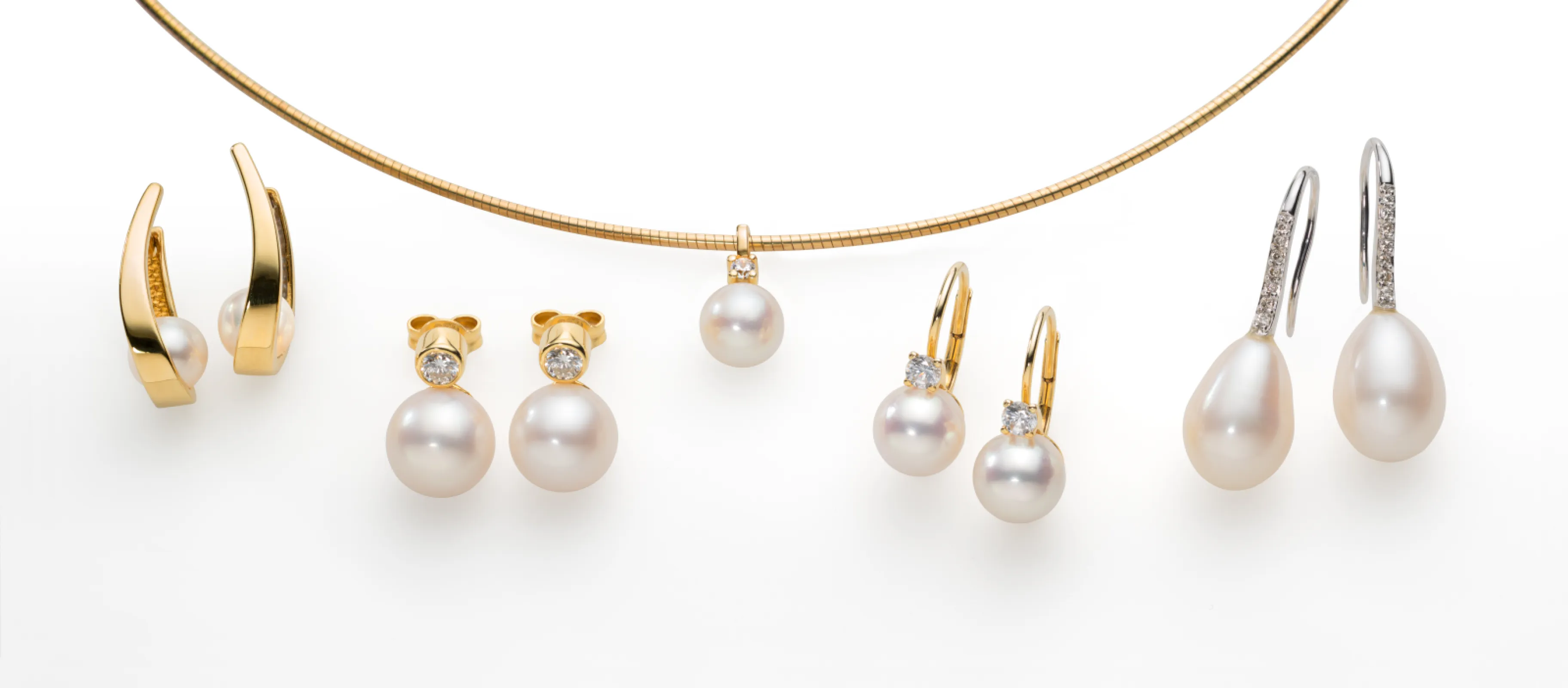 Perla jewellery with Akoya pearls or Freschwater pearls Perla jewellery with Akoya pearls or Freschwater pearls