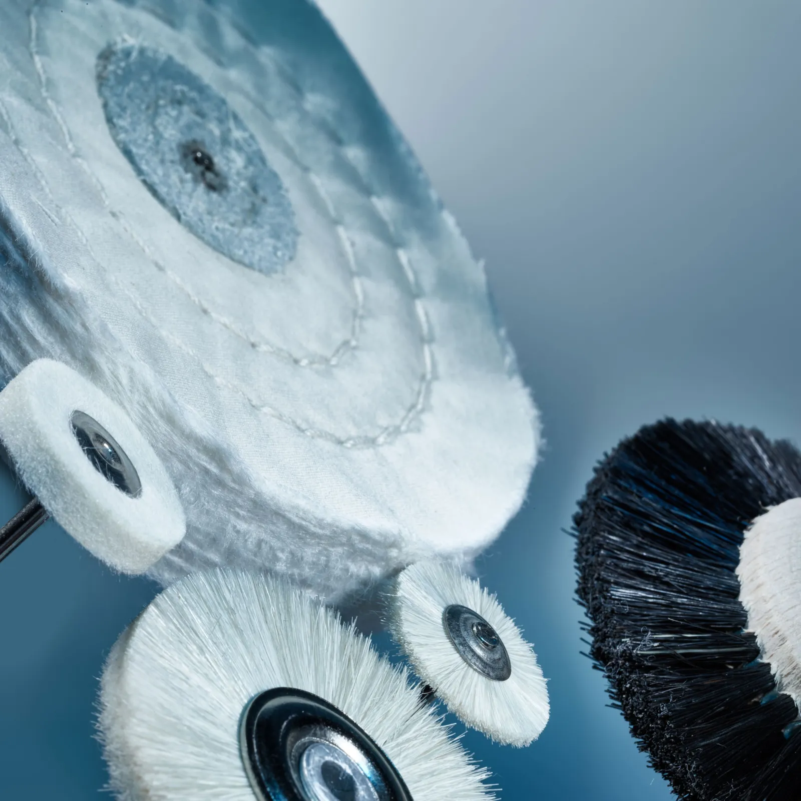 NIQUA Jewellery Brushes Close-up of polishing brushes and buffs in various shapes and materials. Highlights fine fibres and construction for precise cleaning, pre-polishing and finishing in jewellery applications.
