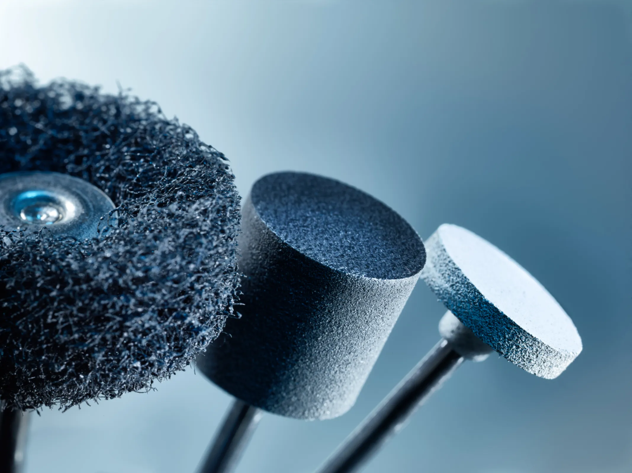 Close-up of NIQUA polishers and abrasive bodies: textured surfaces and dense fibre structures demonstrate controlled abrasion and consistent finishing performance for precise jewellery polishing. Close-up of NIQUA polishers and abrasive bodies: textured surfaces and dense fibre structures demonstrate controlled abrasion and consistent finishing performance for precise jewellery polishing.