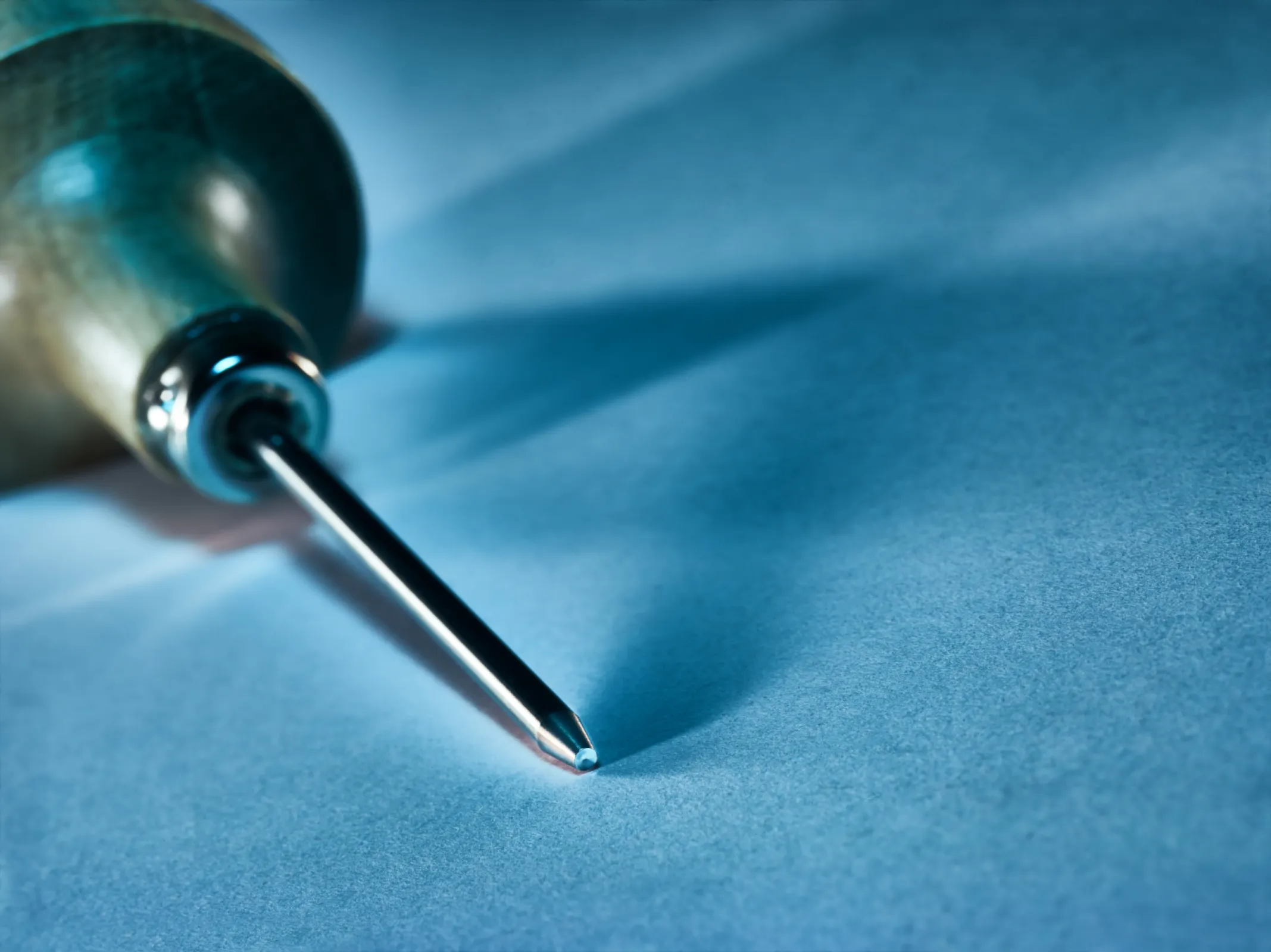Close-up of a NIQUA SUPER Q beading tool in its handle, revealing flawless geometry, perfectly polished surfaces, and absolute precision for finest bead setting.