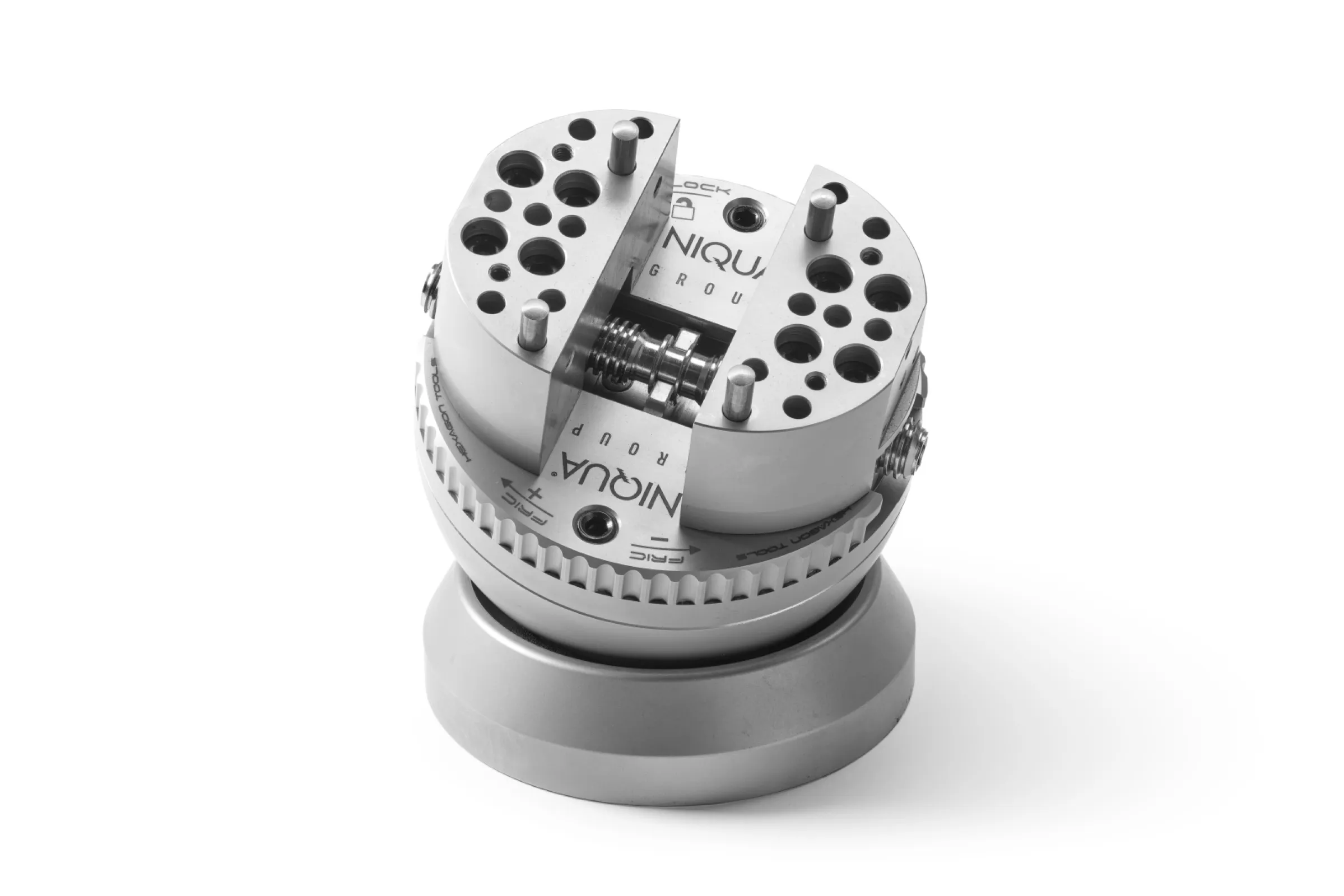 Equipped with a versatile engraving plate, the ball allows secure fixation and optimal access for detailed hand engraving work.