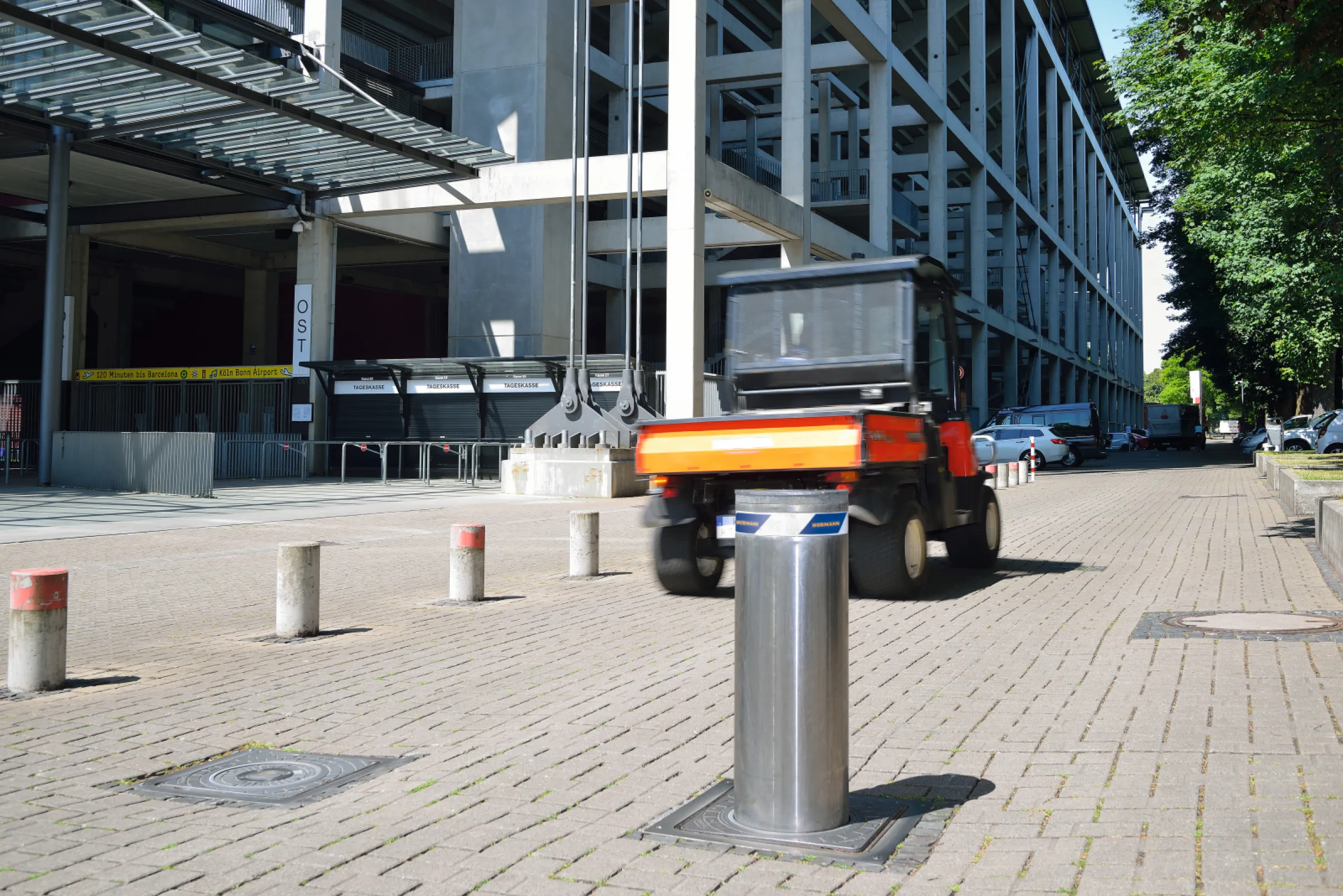 Semi-automatic bollard  with pavement frame