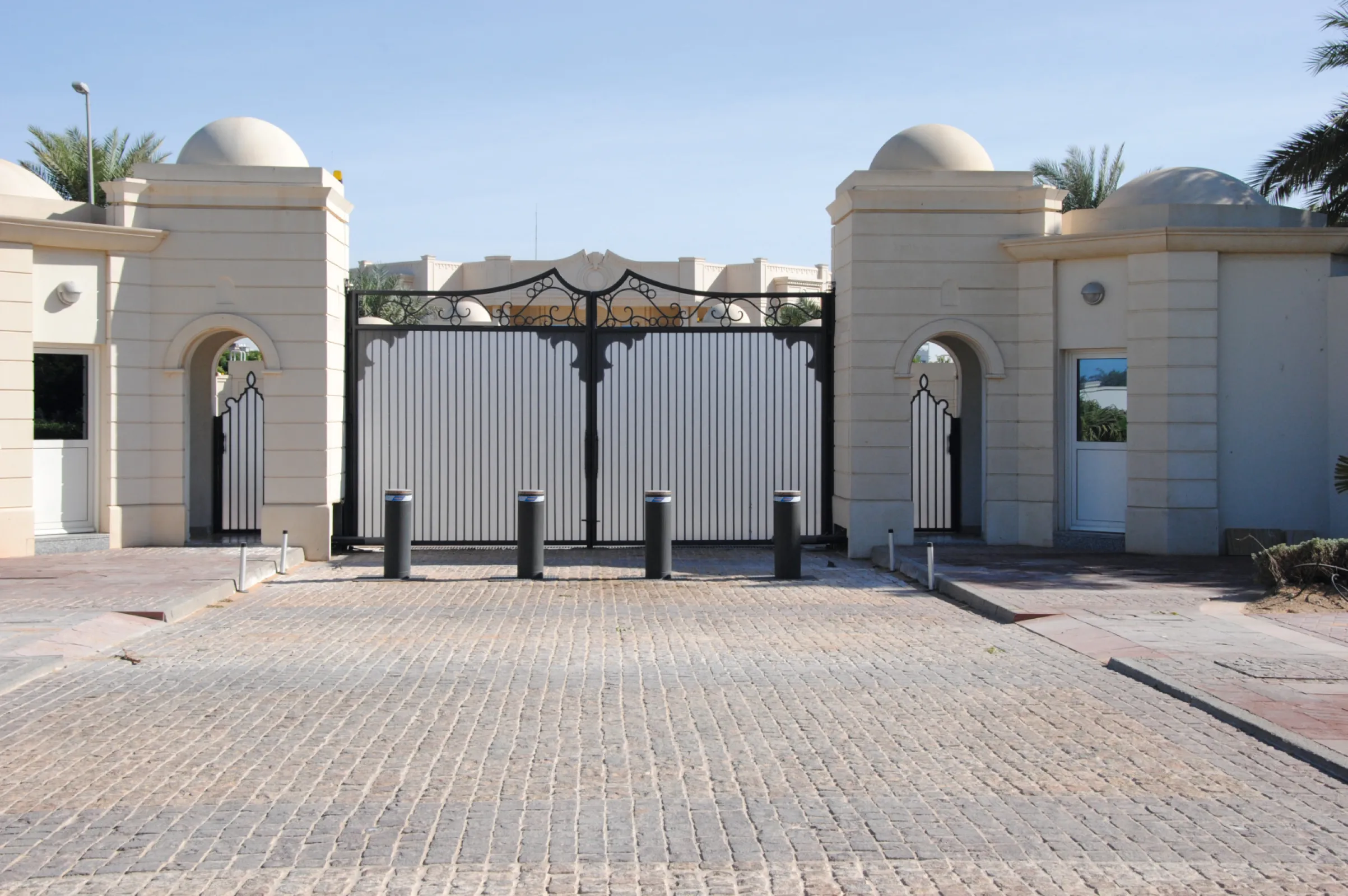 Electromechanical high  security bollards made of steel