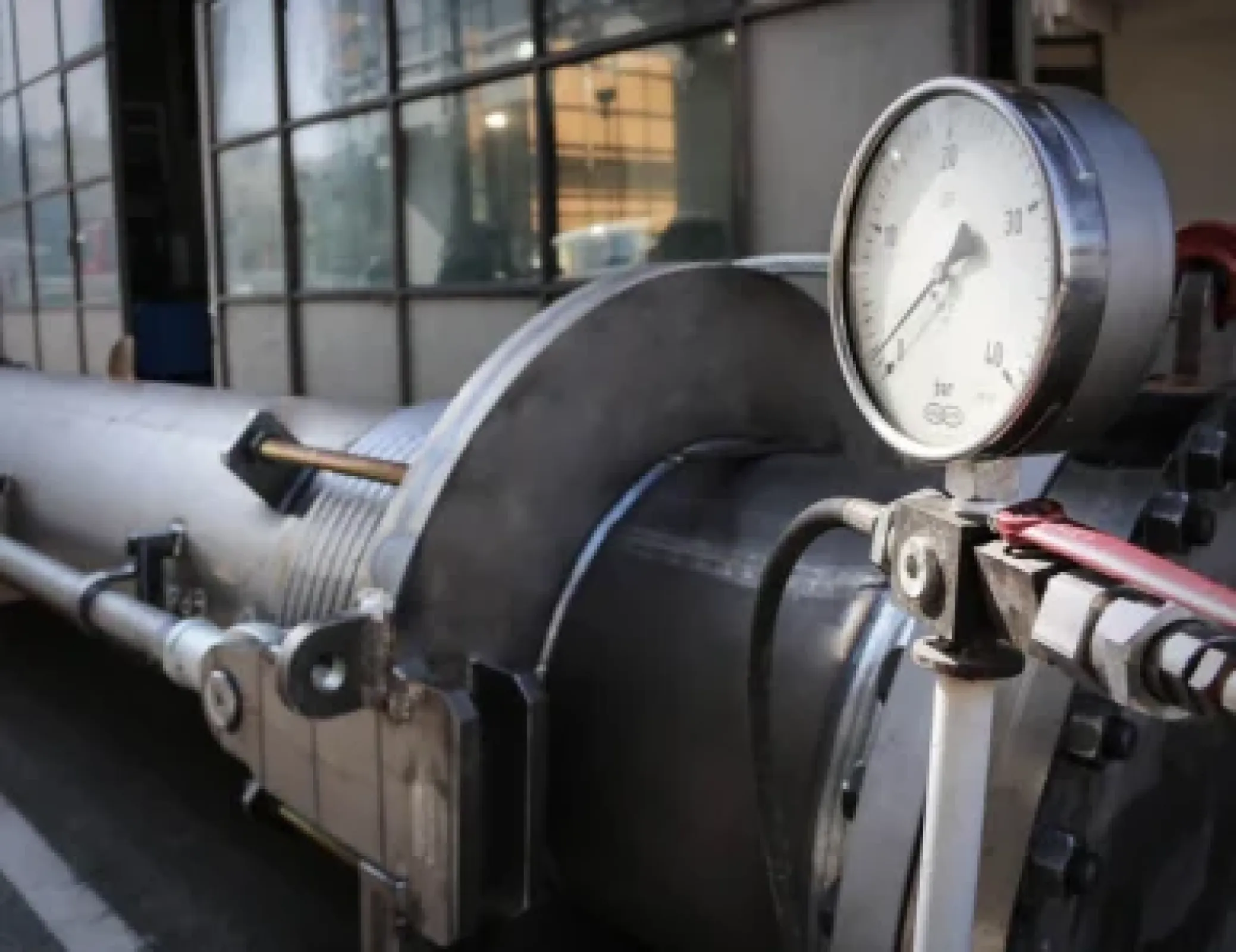 Adjustable Witzenmann lateral expansion joint as a tank connection for crude oil tanks