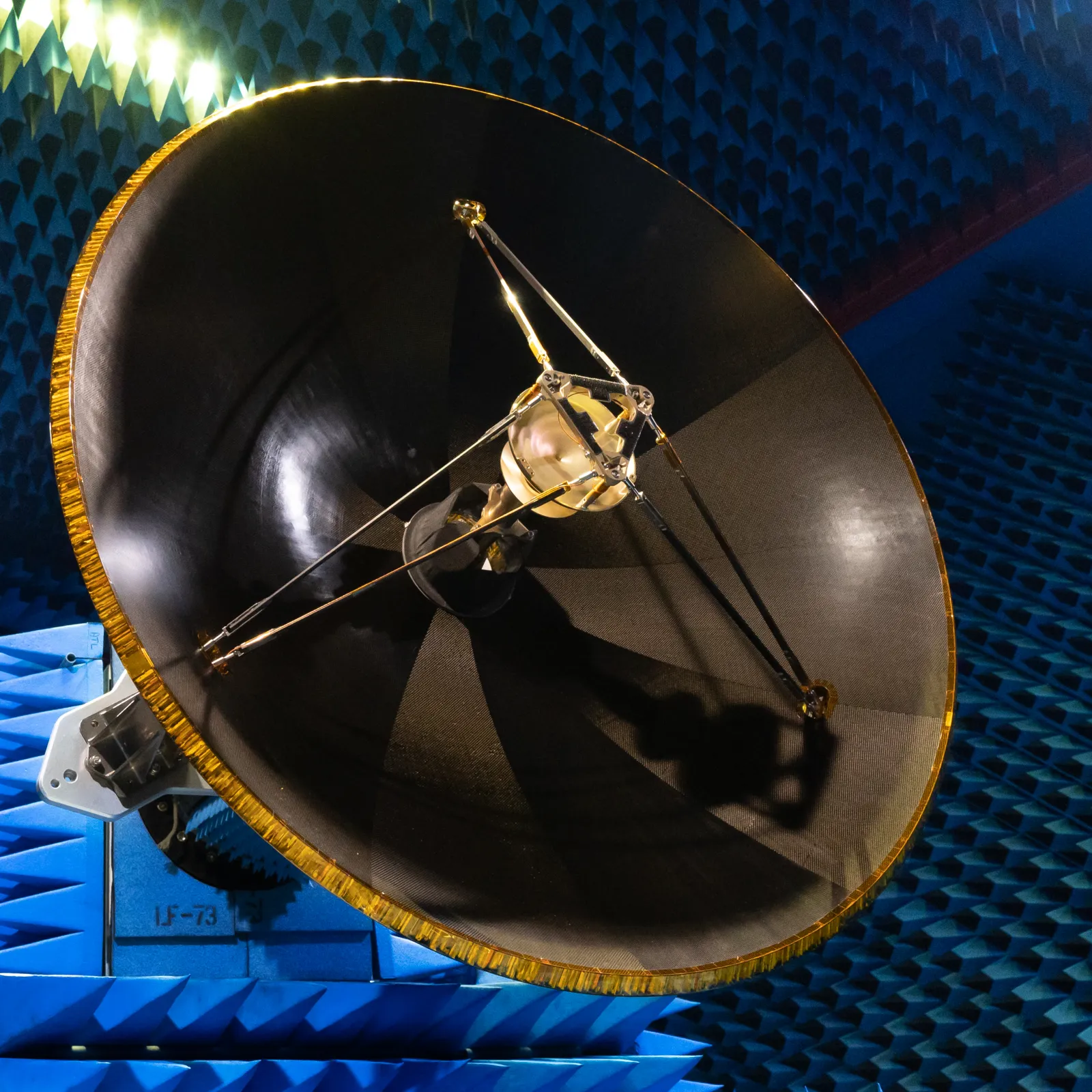 HERA antenna for data downlink from distances of up to 400 Mio. km (©HPS GmbH)