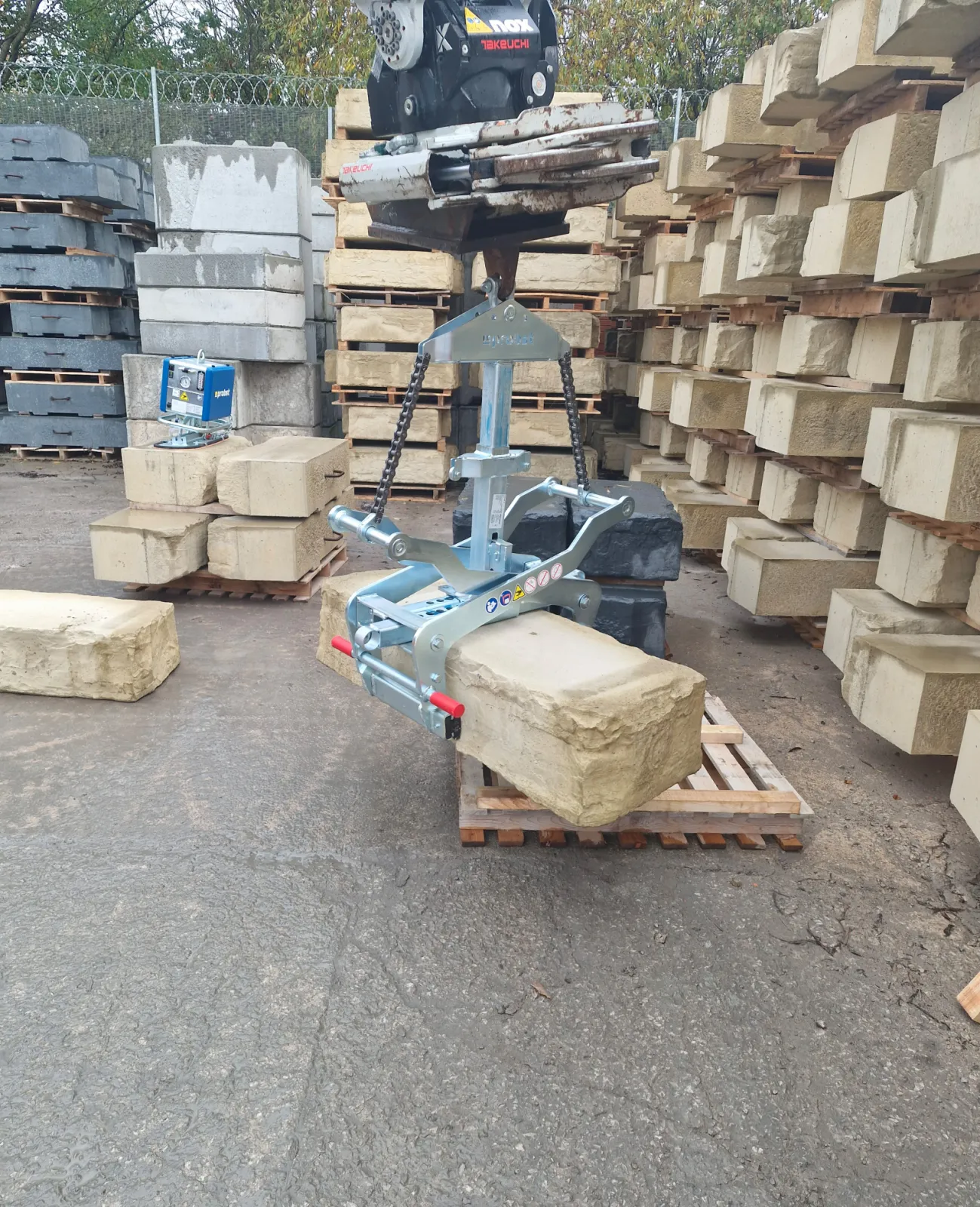 QuickCLAMP™ FTZ-MULTI Grab for Prefabricated Concrete Products - Mechanical grab. Appropriate clamp configurations for versatile applications from a modular construction system.