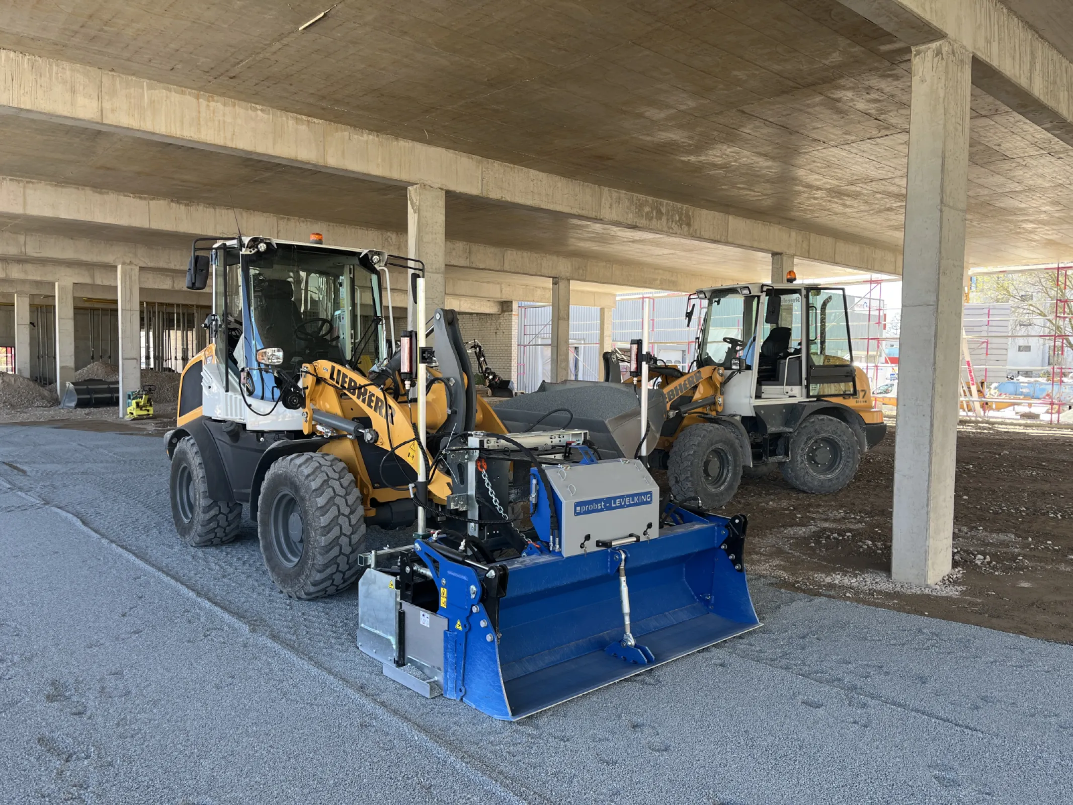 LEVELKING LK Screeding Attachment - The LEVELKING LK works with an integrated slip plate and creates both the rough subgrade and the fine subgrade for pavements fully automatically controlled, precisely, quickly and efficiently.
