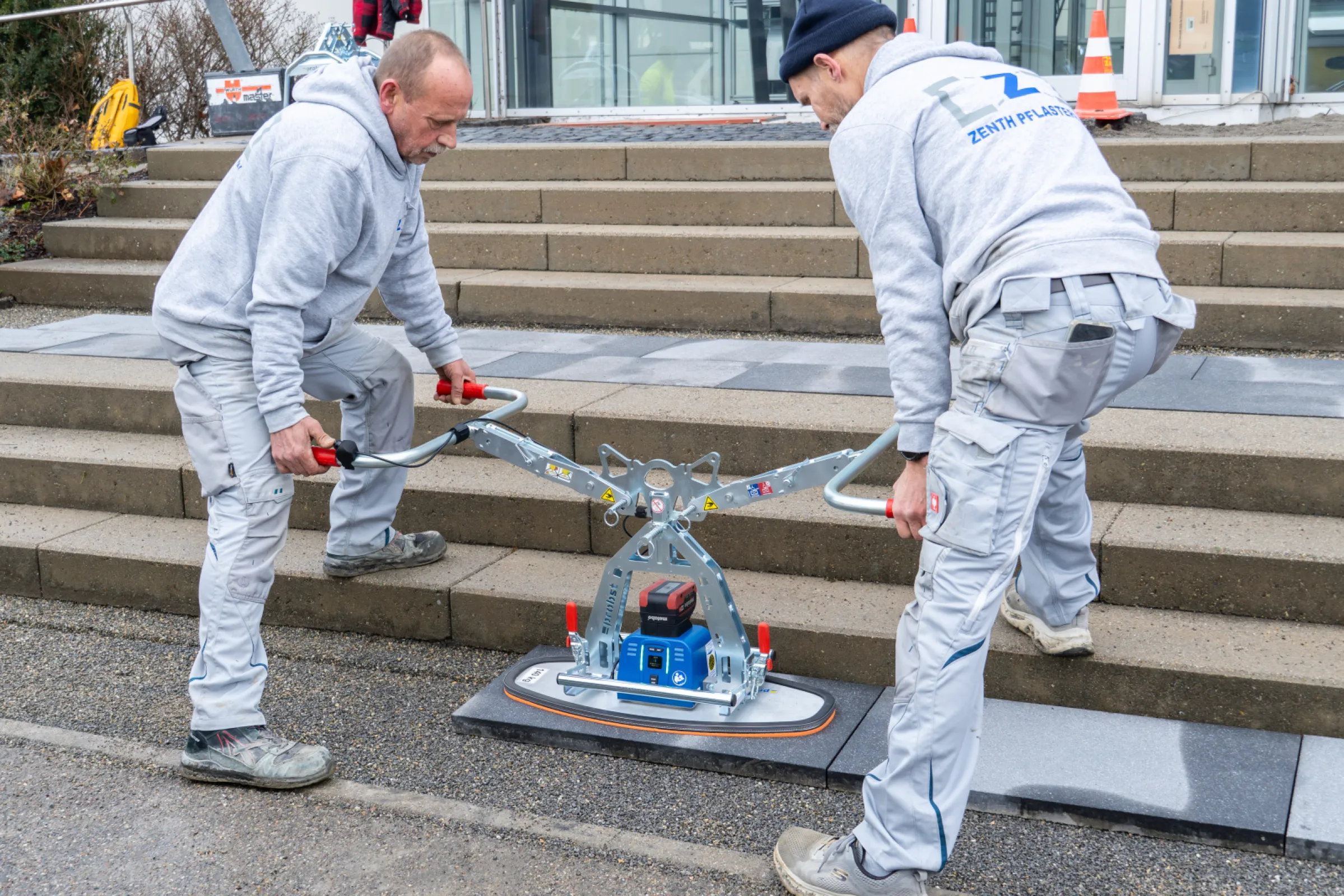 M-JET-250 Vacuum Hand Laying Device - Compact, powerful vacuum lifter for safe installation of slabs weighing up to 250 kg – cordless, by hand or as an attachment.