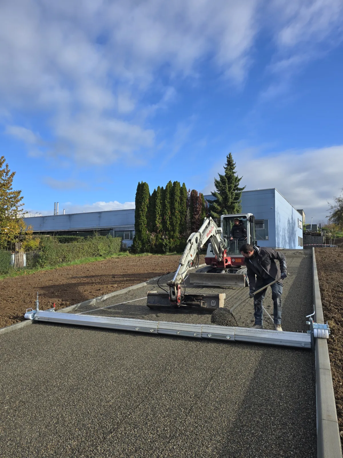 TAS-UNI Telescopic Screeding System - Universally suitable for precise and flexible screeding of laying courses on both, large and small sites. Comfortable upright working position.