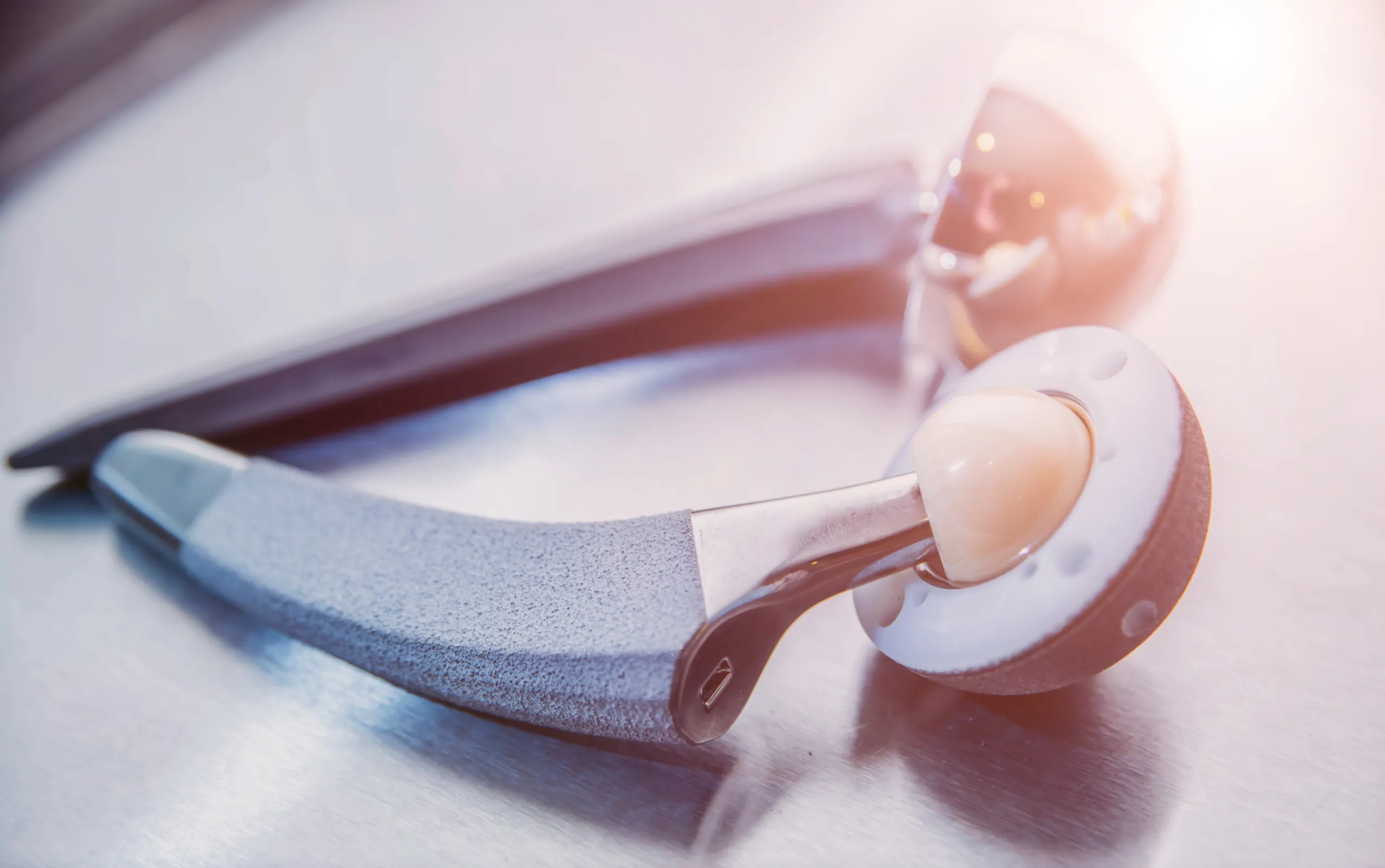 Automated coating of a hip implant for improved performance and longevity. Copyright: Adobe Stock
