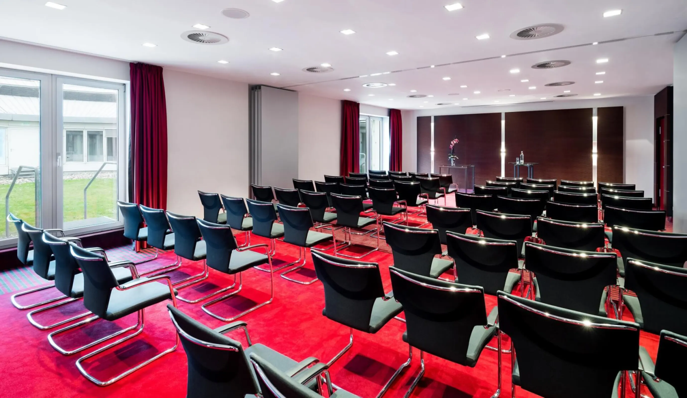 Sheraton Duesseldorf - Meetingroom Piccard for up to 70 pax