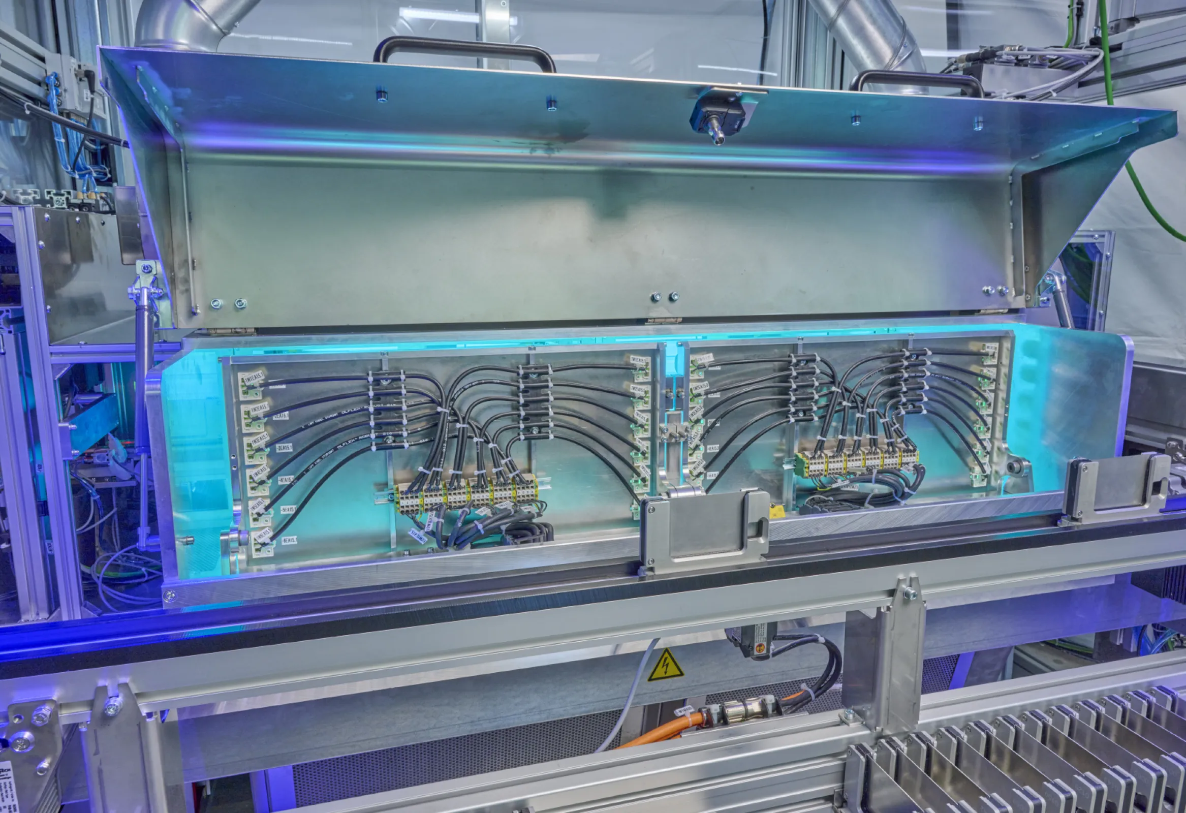 Each system is designed on a specific basis and tailored to your products, regulatory requirements, and production environment. We take into account hygiene standards, validatable process control, and full traceability in medical device manufacturing.
