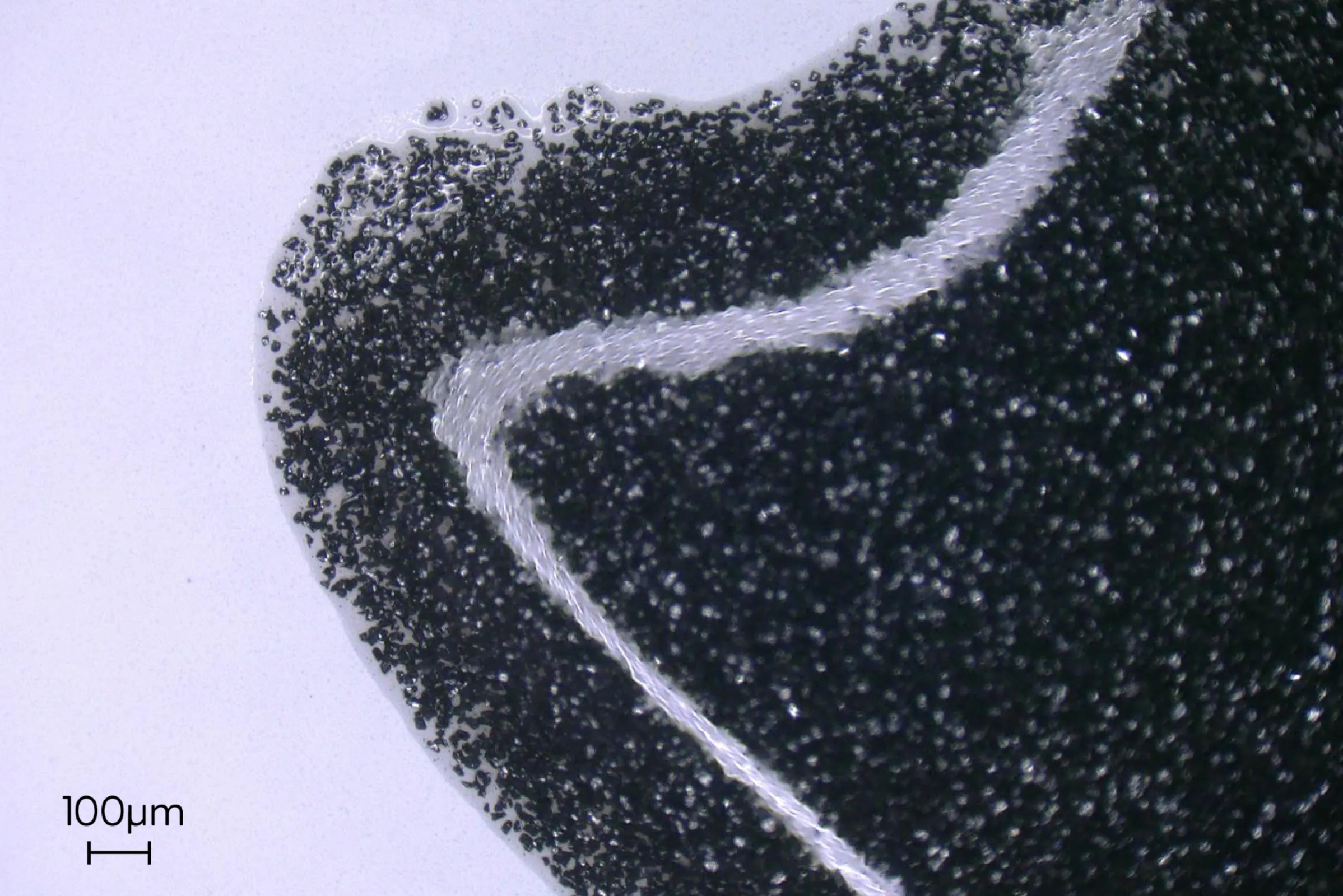 The water-based abrasive medium offers several advantages – it is, among other things, environmentally friendly and hygienic.