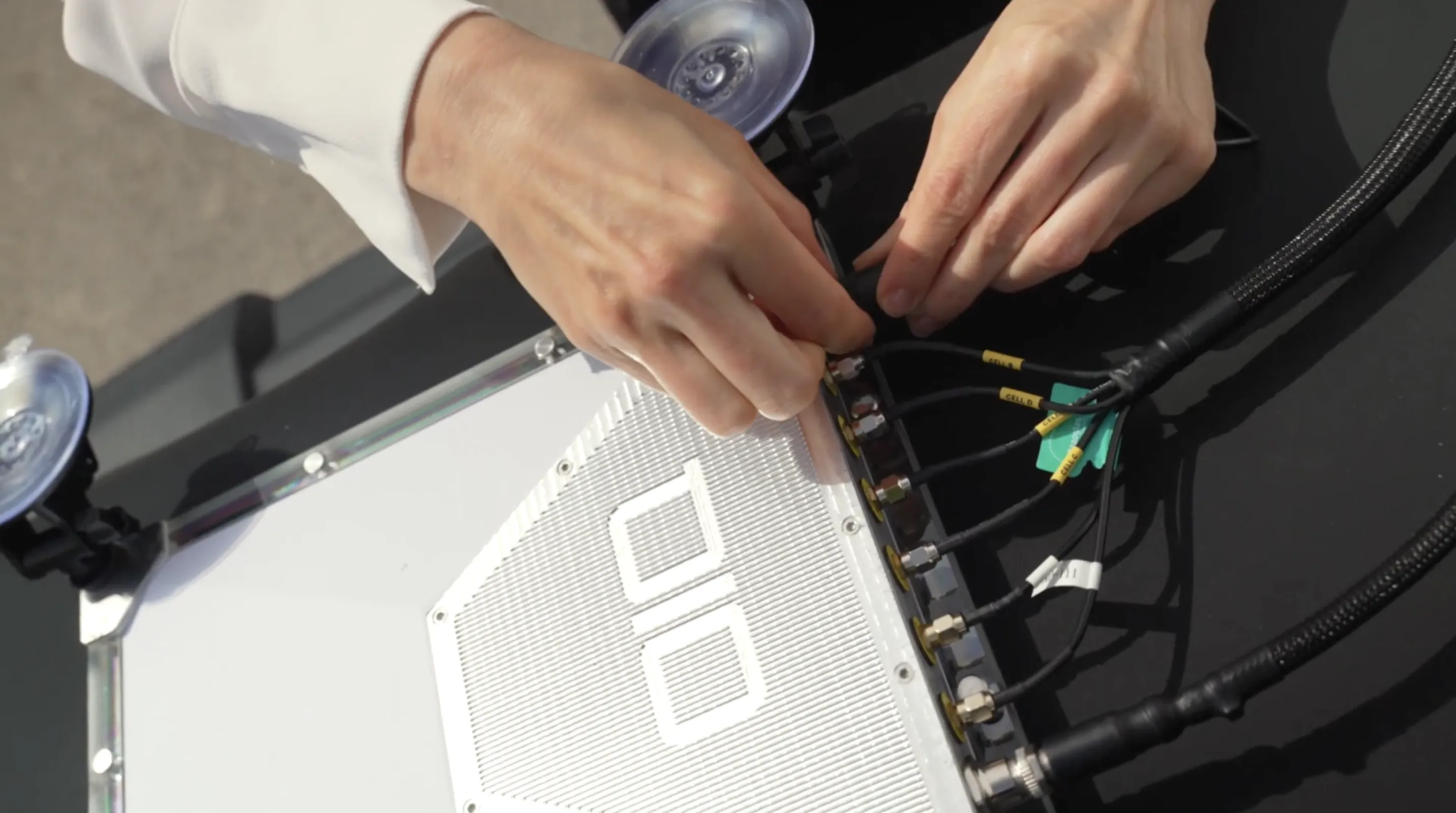 The OIQ MOVE Slim Kit is connected to •	Cellular antenna cables  •	GNSS antenna  •	Optional WiFi antenna  •	Network cable •	Power cable
