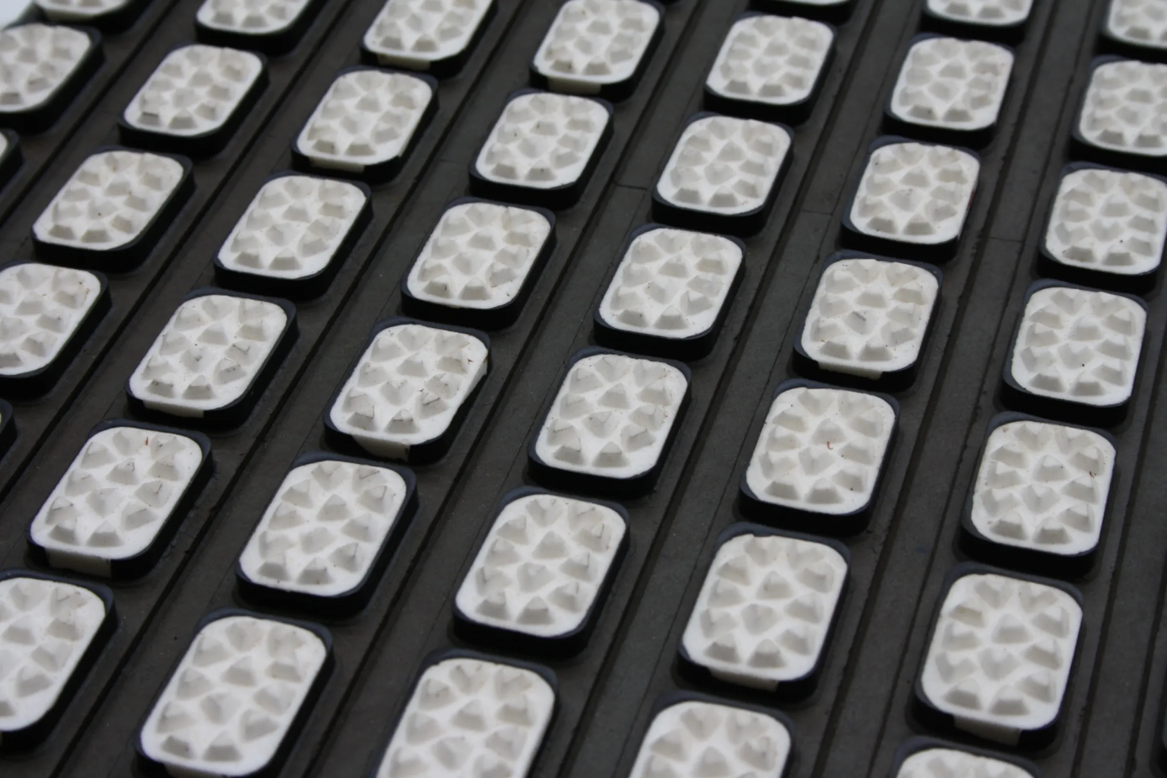 Rubber ceramic pulley lagging