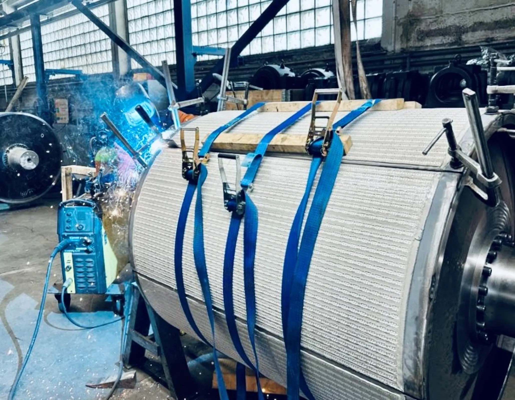 Direct bond ceramic pulley lagging on replaceable "Shell-Lag" segment system
