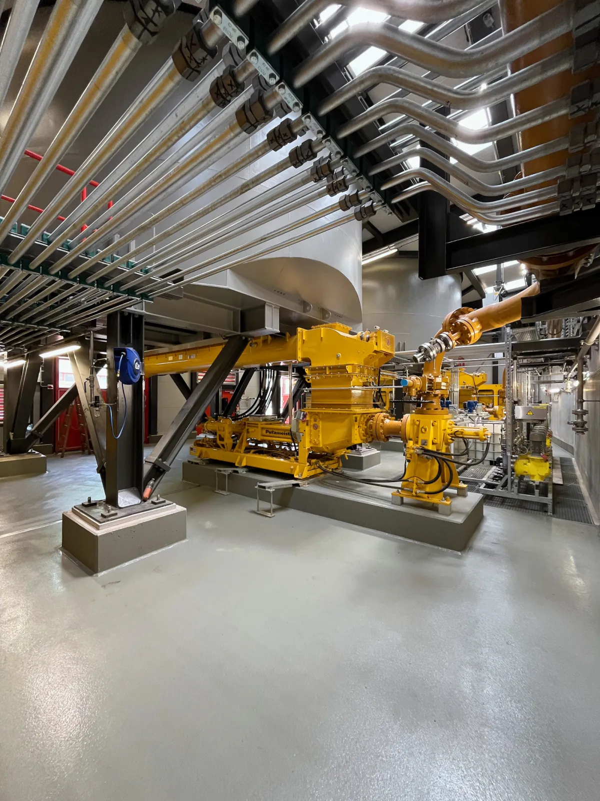 extraction from silo and pumping of sewage sludge