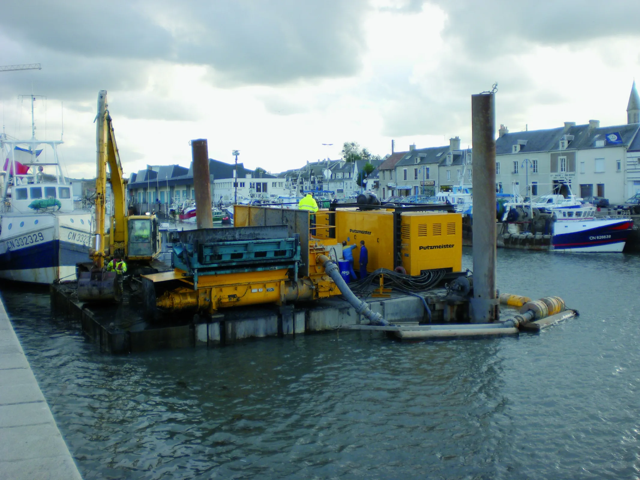 Pumping harbor sludge from a floating pontoon