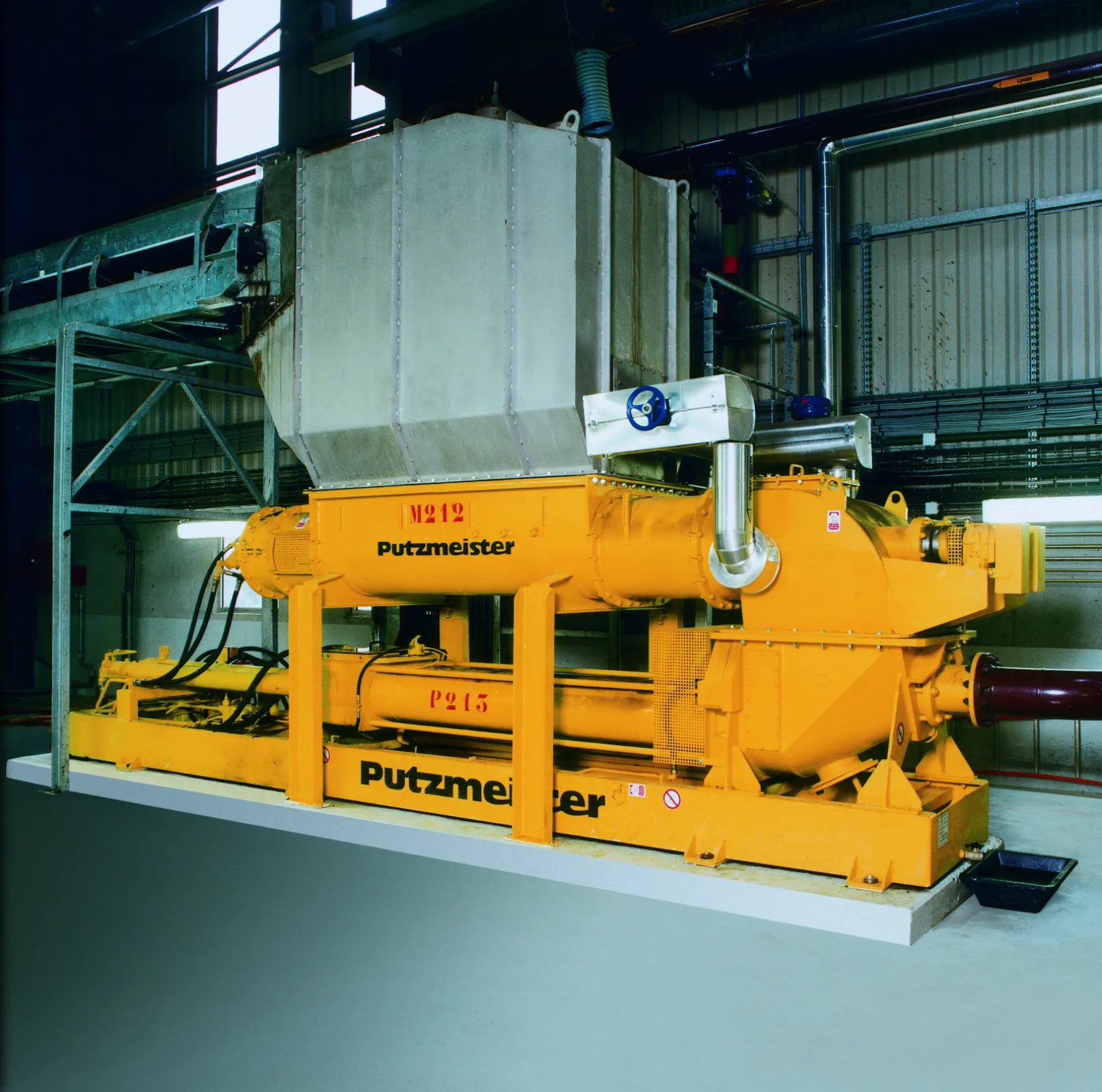 transfer of highly dehydrated sludge