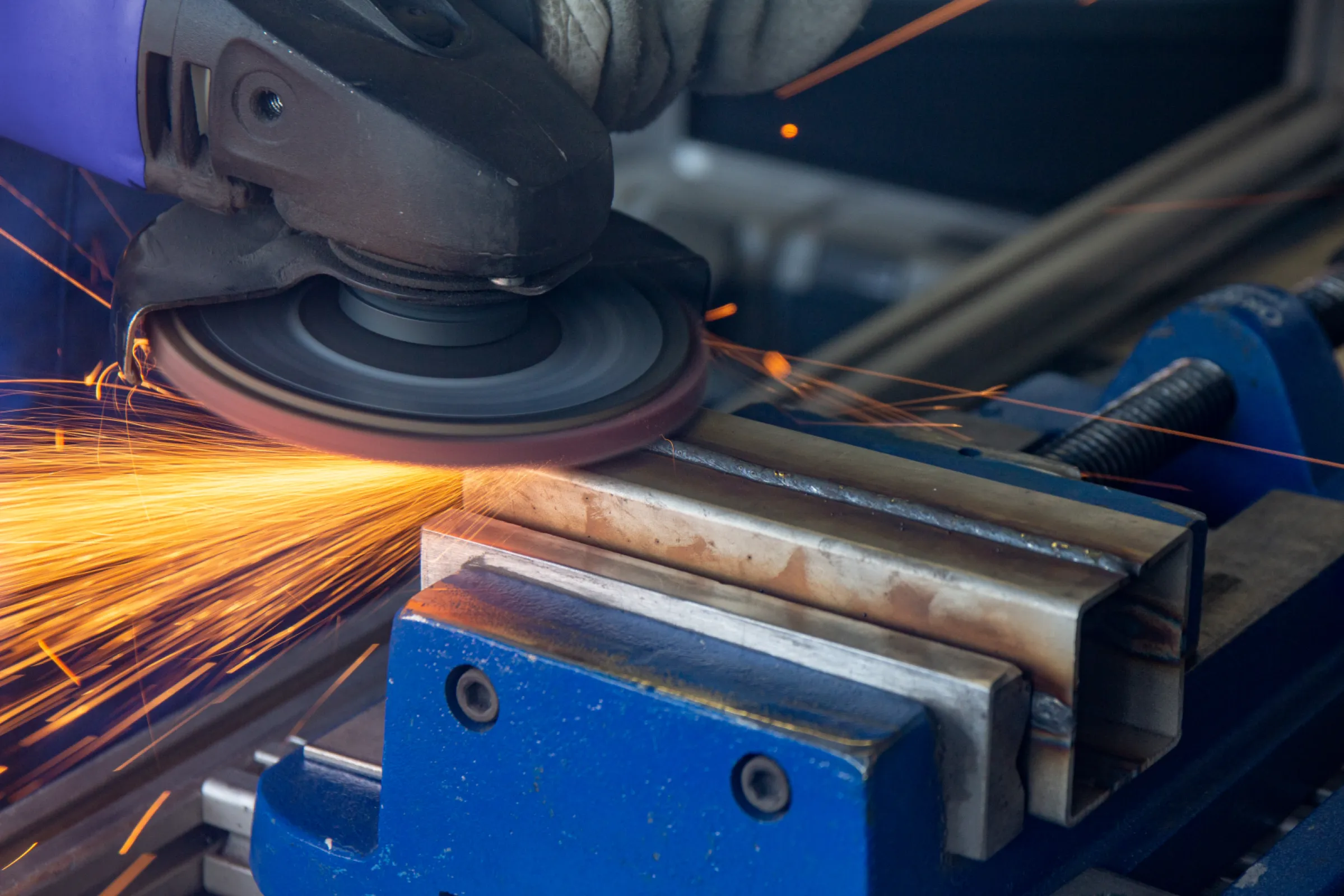 Flap discs for efficient grinding, deburring and surface finishing in professional metalworking.