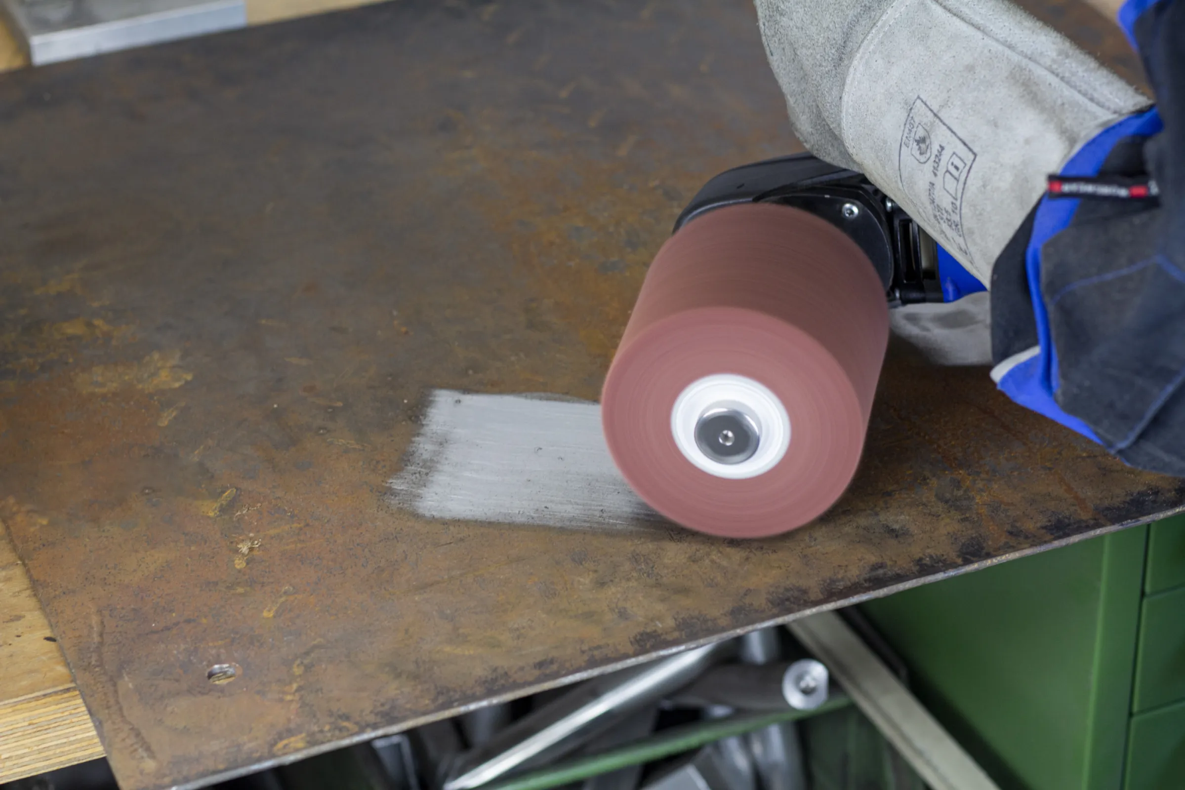 Non-woven tools for cleaning, blending and finishing metal surfaces in professional and industrial applications.