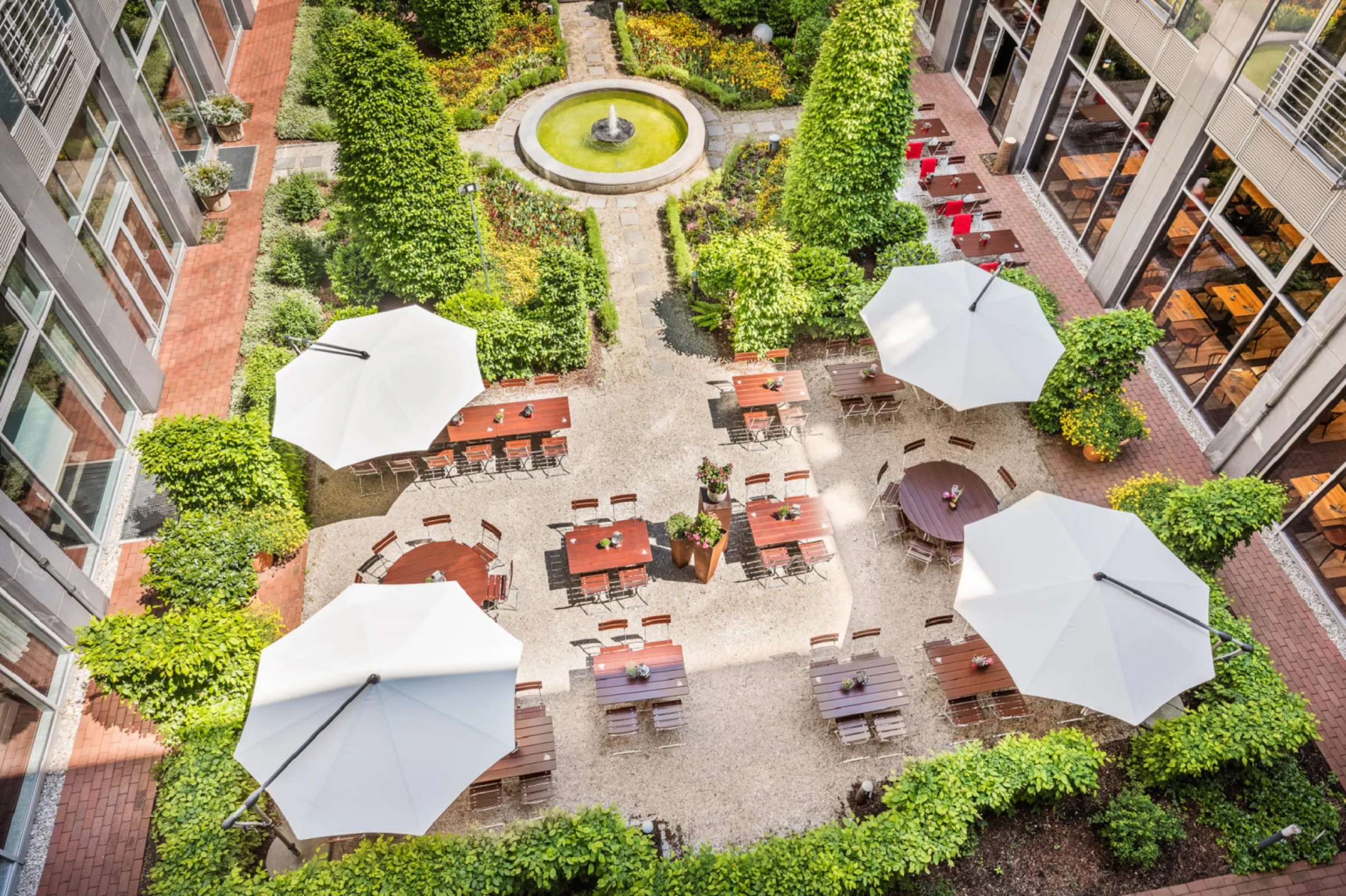 Le Méridien Munich - Green Courtyard with lounge and beergarden