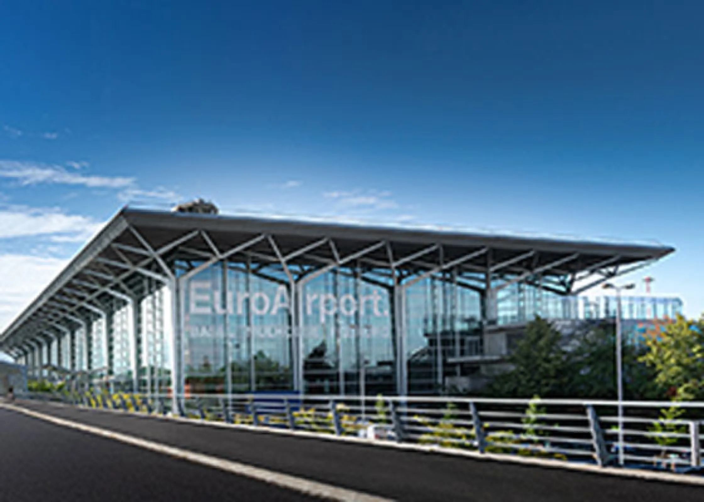 Freiburg’s central location in the tri-border region makes it easily accessible by train, car, coach and plane. The nearby EuroAirport Basel-Mulhouse-Freiburg (45 min) offers more than 100 European destinations and can be reached in approx. 45 minutes. Freiburg’s central location in the tri-border region makes it easily accessible by train, car, coach and plane. The nearby EuroAirport Basel-Mulhouse-Freiburg (45 min) offers more than 100 European destinations and can be reached in approx. 45 minutes.