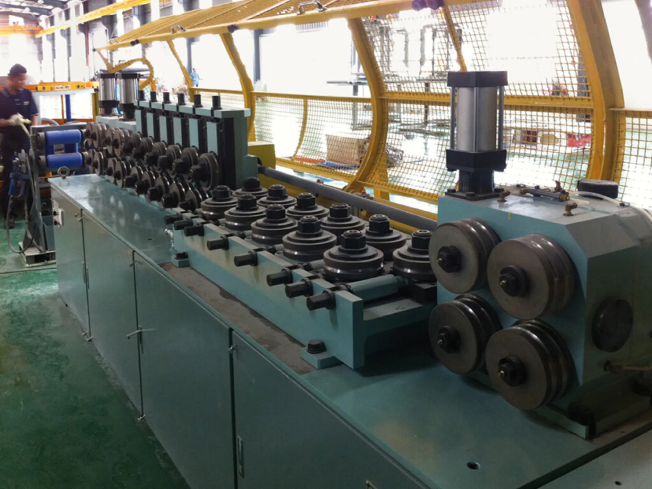 Precision wire straightening machine