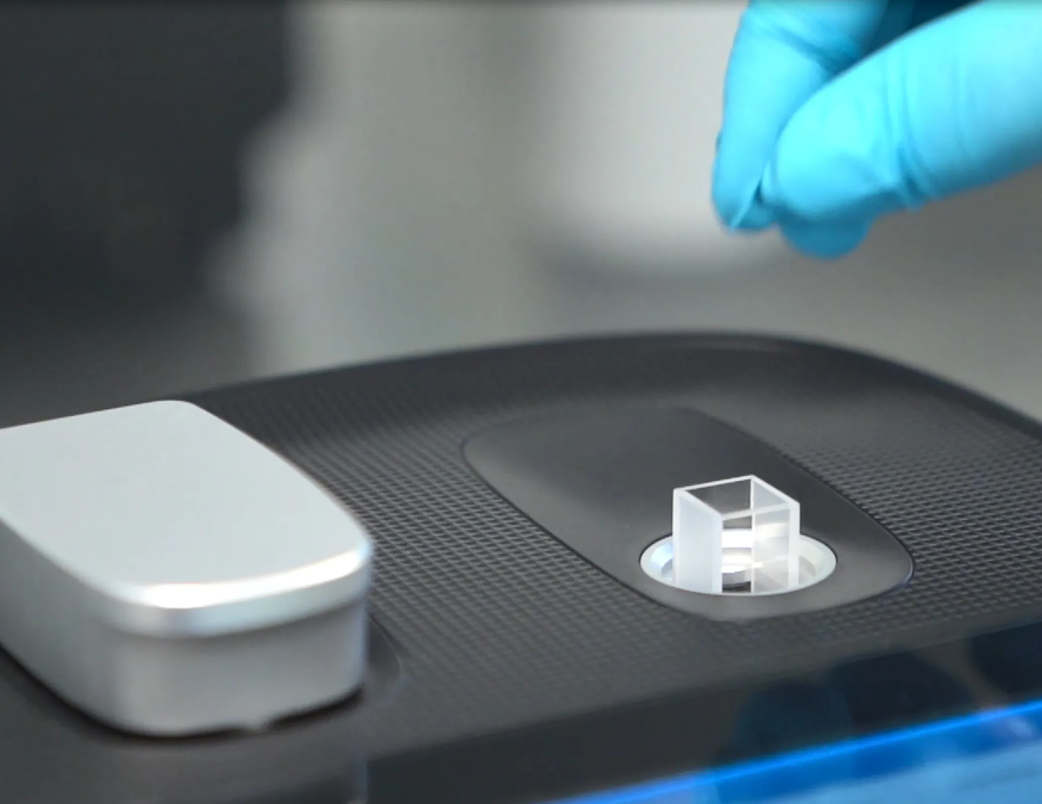 FastGene NanoSpec Photometer | Cuvette loading