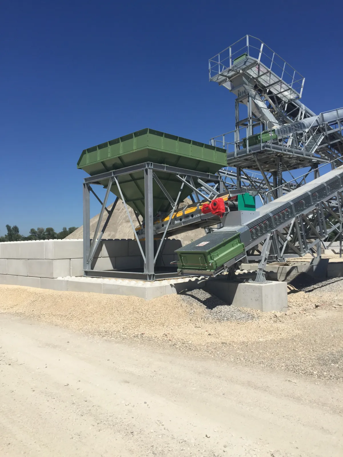 Discharge systems for bulk material 3