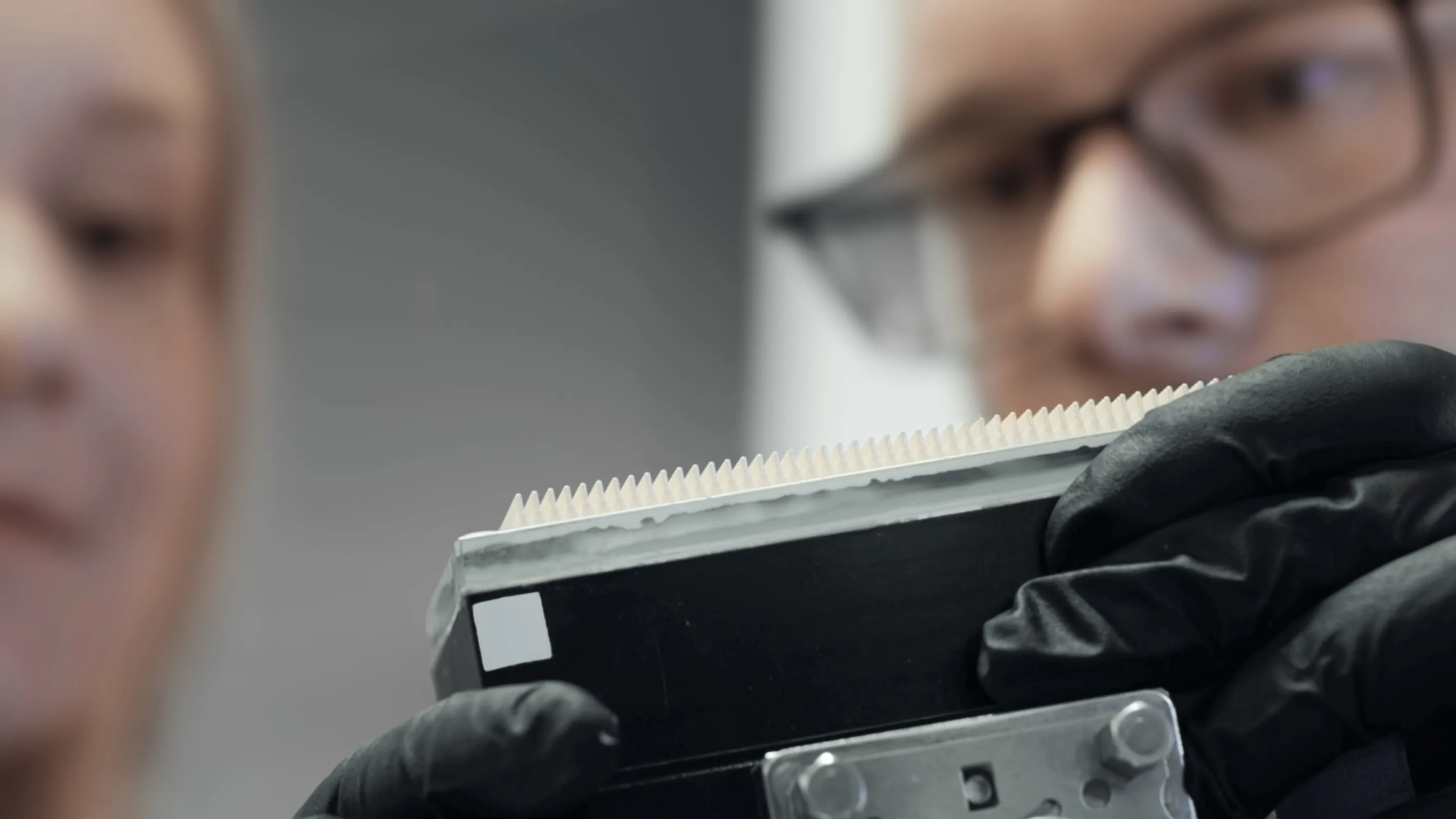 For medical technology applications, the contract manufacturer produces miniaturized components with complex geometries and integrated functionality, such as the insulation sleeves shown here for a laparoscopic application.
