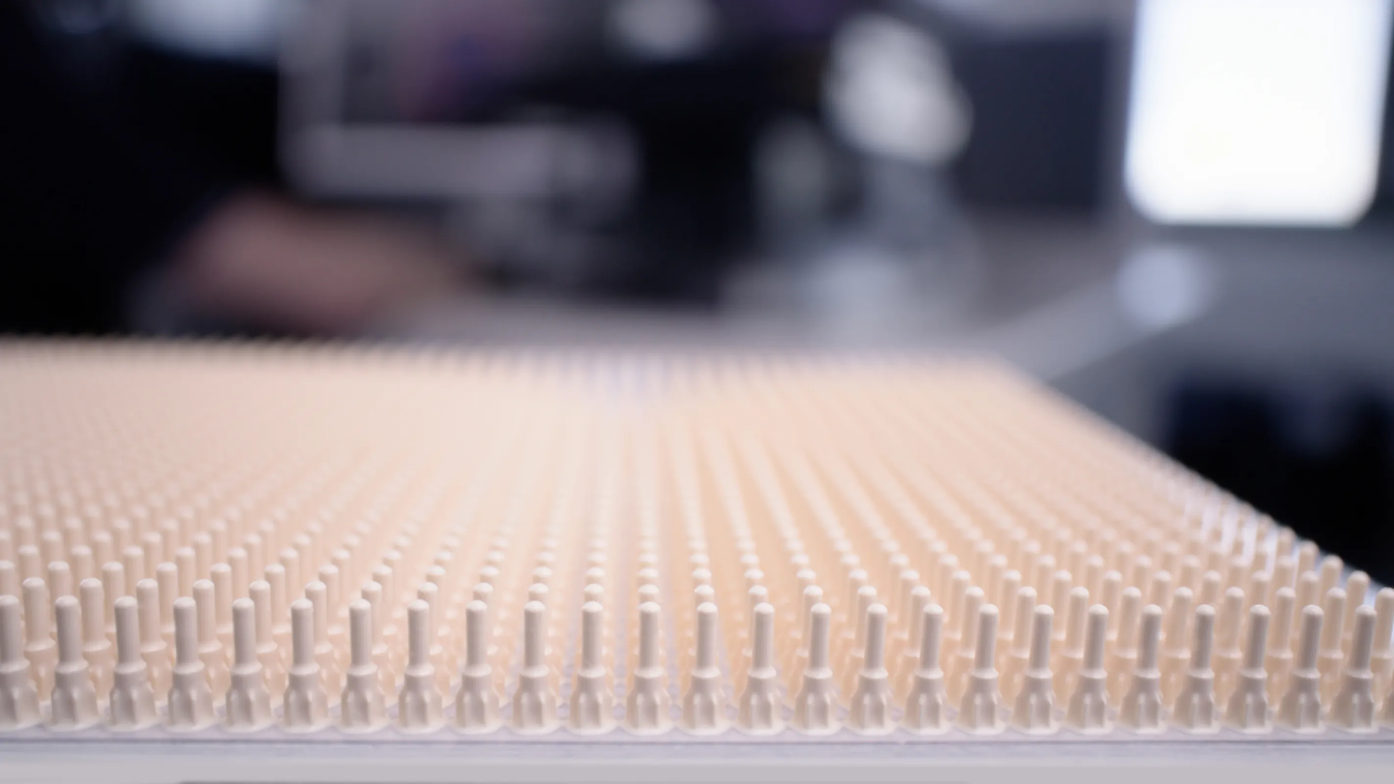 The ceramic insulating sleeve is used in a laparoscopic tool for minimally invasive surgery. A key achievement of this project is the ability to manufacture 1,400 parts in a single batch, demonstrating both precision and scalability.