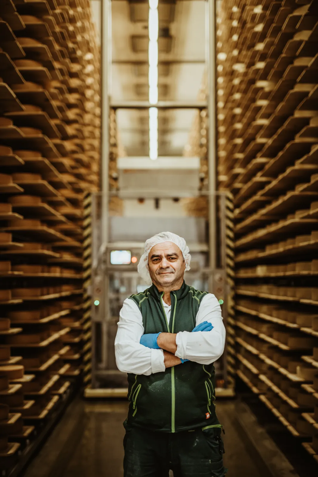 Fadil, our cellar master in the Baldauf semi-hard cheese aging cellar.