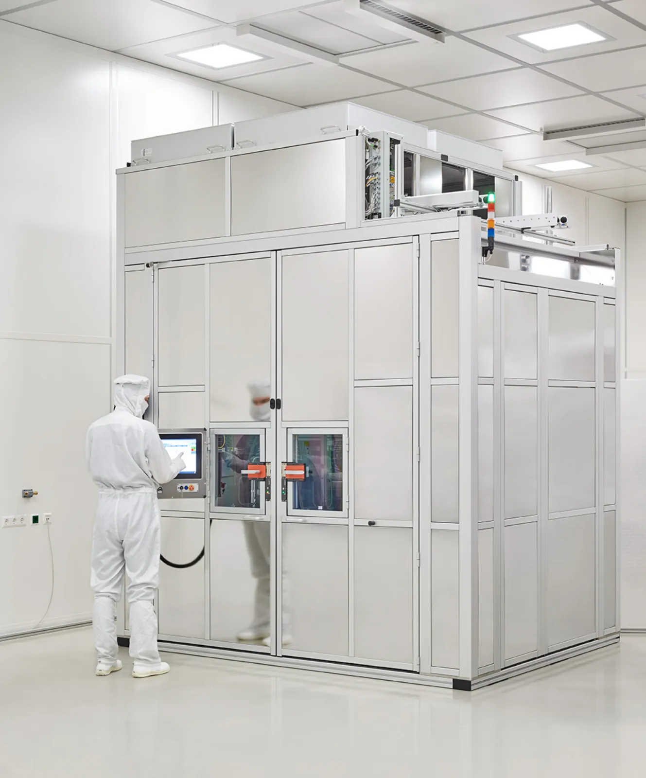 Standard loading/unloading scenarios use the AMHS interface (for conveyor or vehicle based systems) on top of the Test Wafer Center.