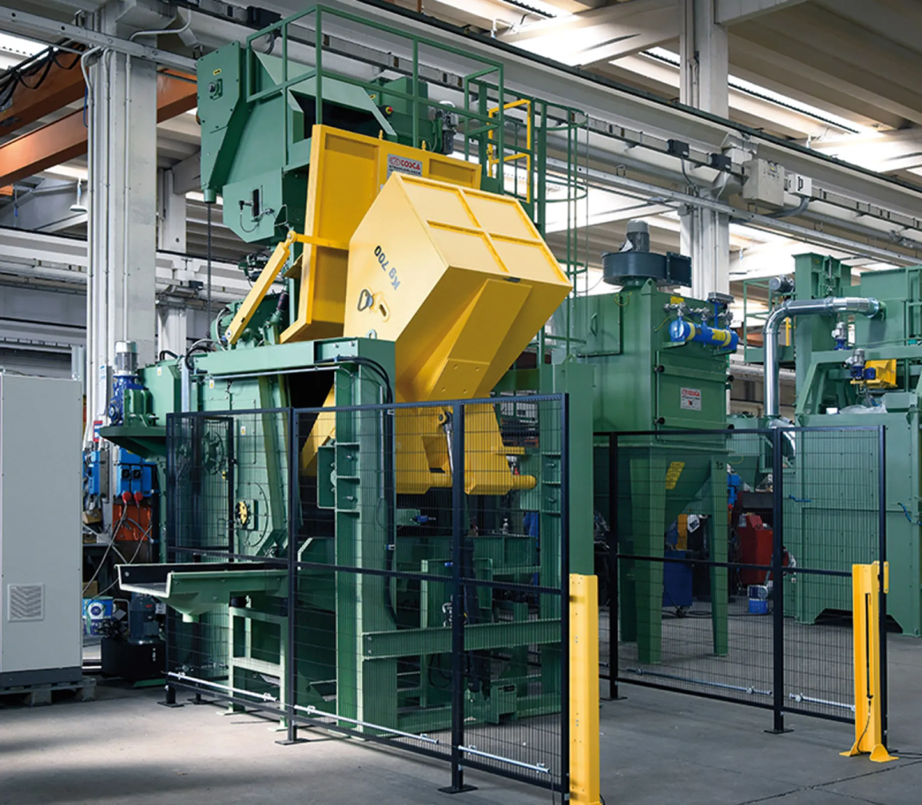 Shot blasting machines with conveyor belt in rubber and steel