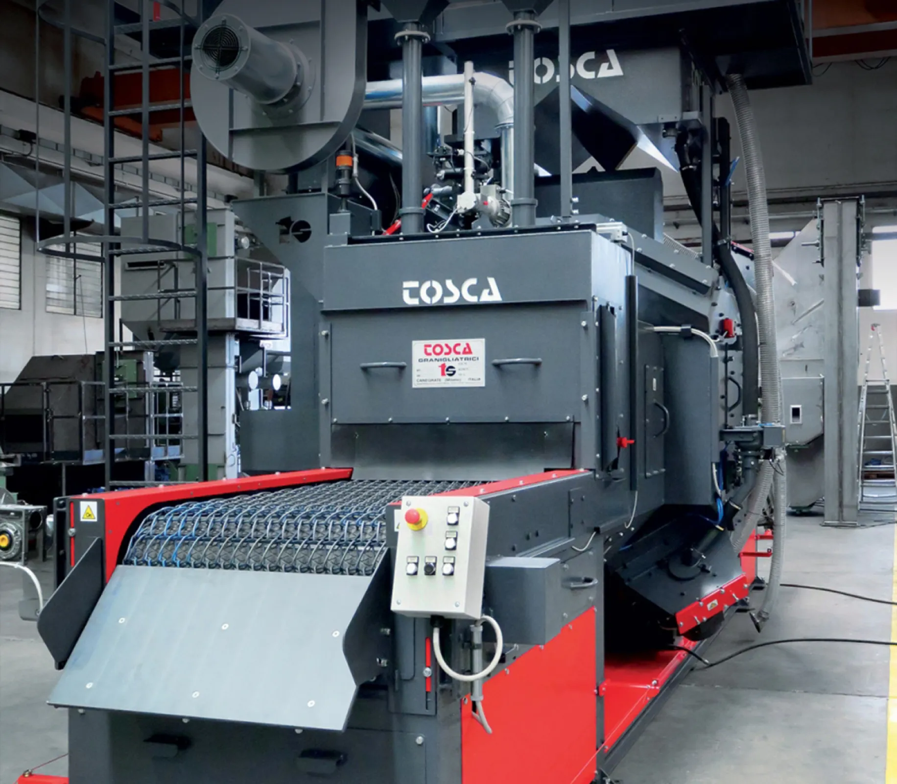 Shot blasting machines for continuous horizontal conveyor belt