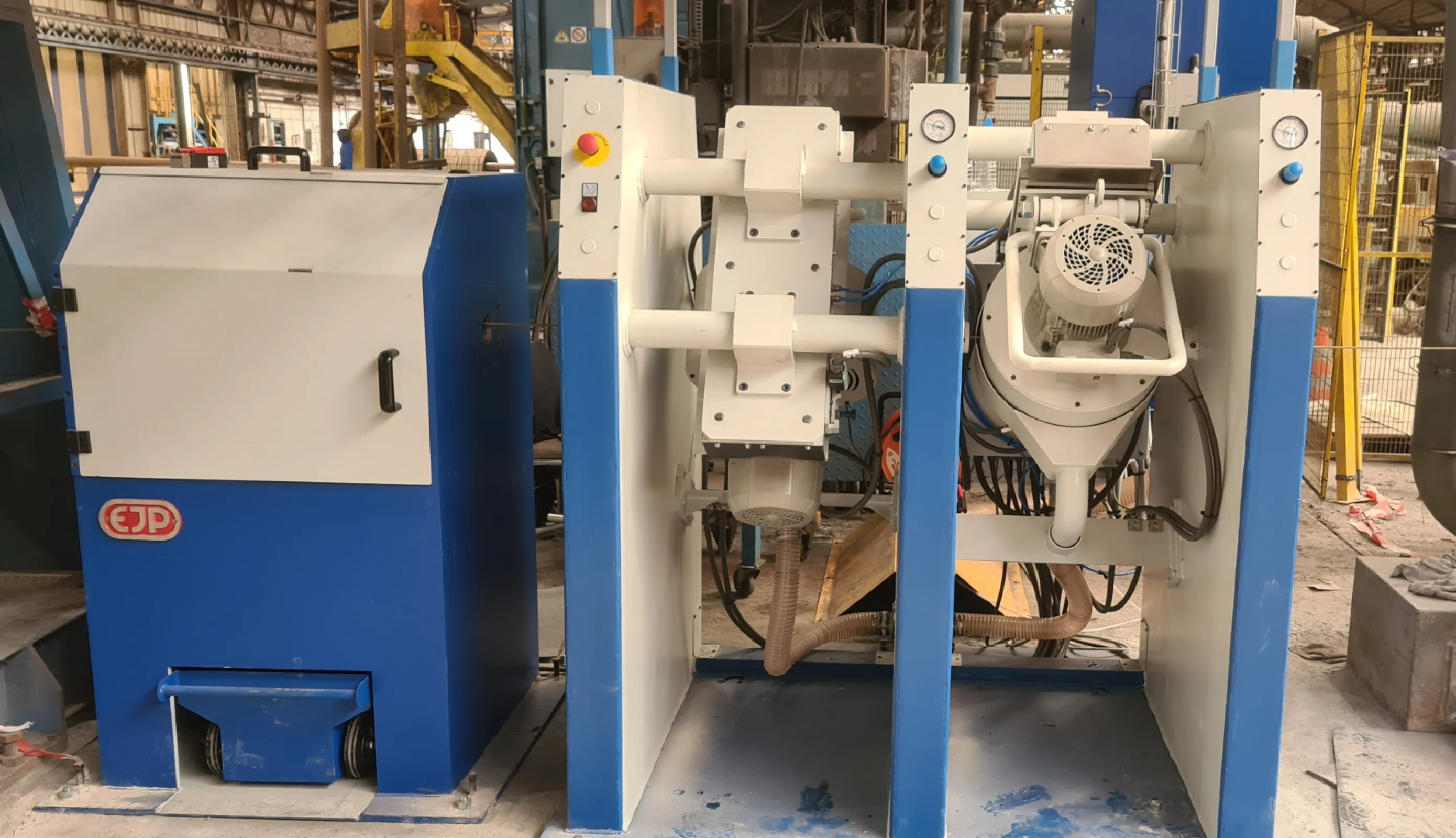 Bending descaler and brush descaler