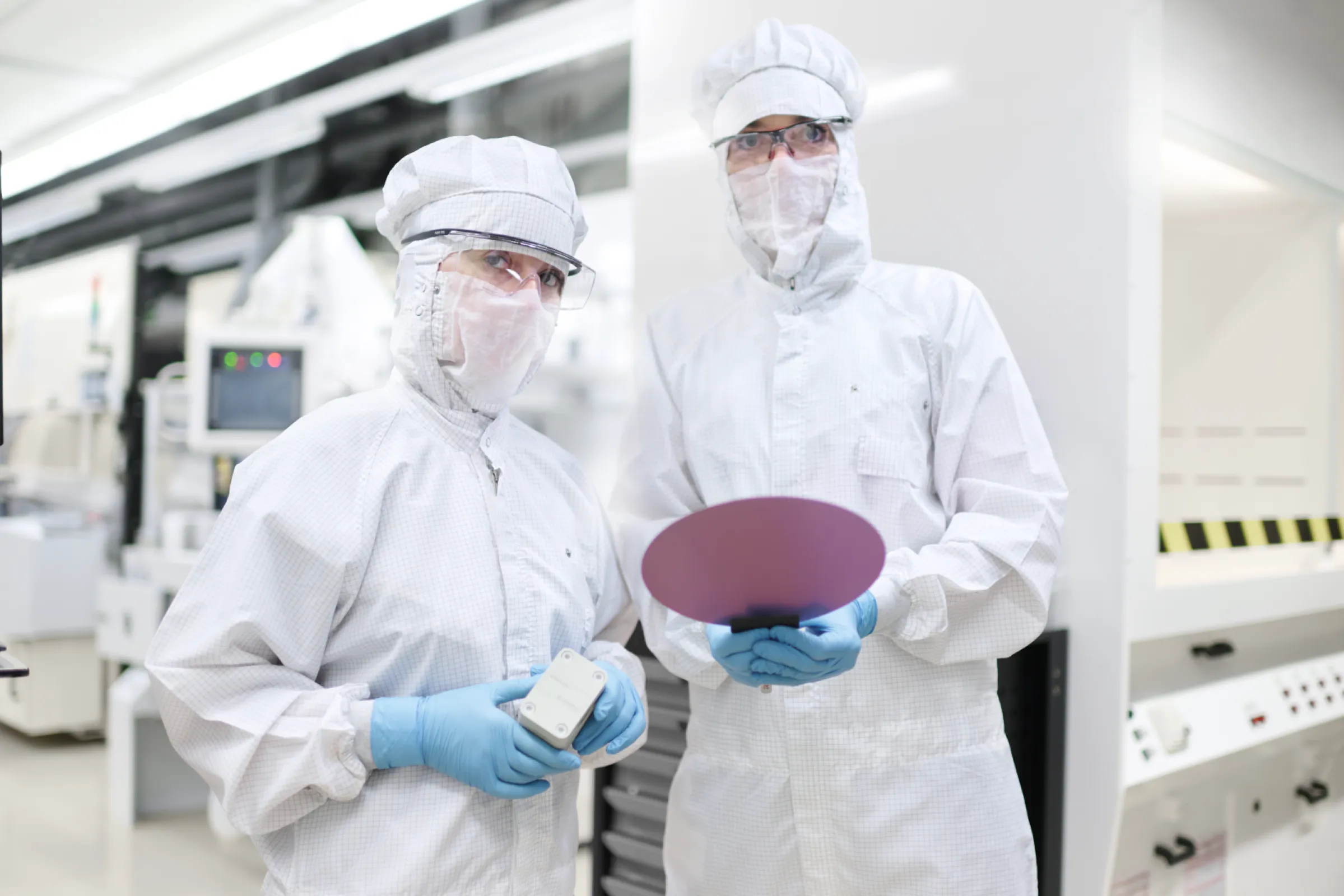 Non-contact flow sensors of the SEMIFLOW series play a critical role in wafer cleaning during semiconductor manufacturing