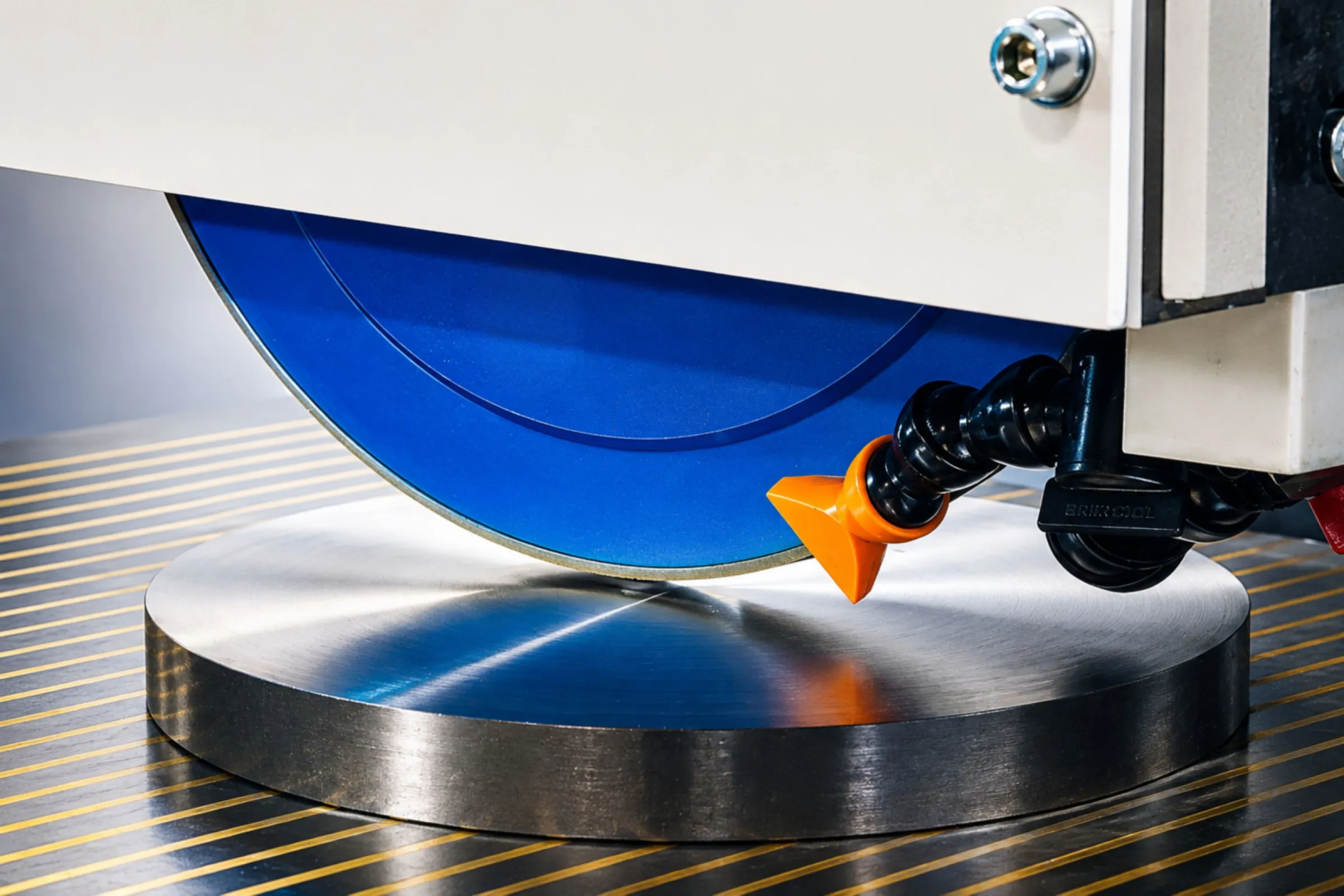 Flat surface grinding of SiC boules
