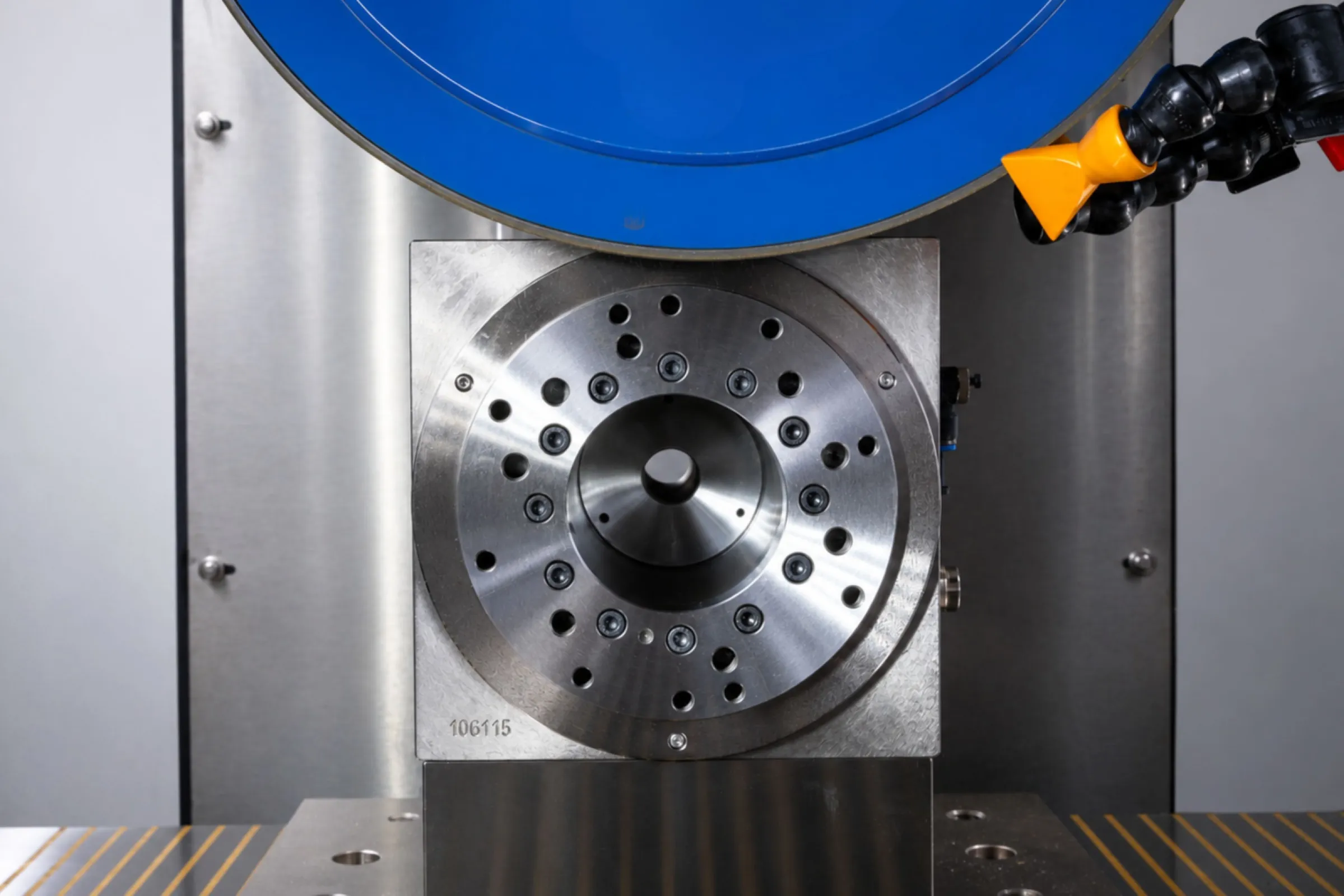 High-precision clamping system for OD grinding of SiC boules