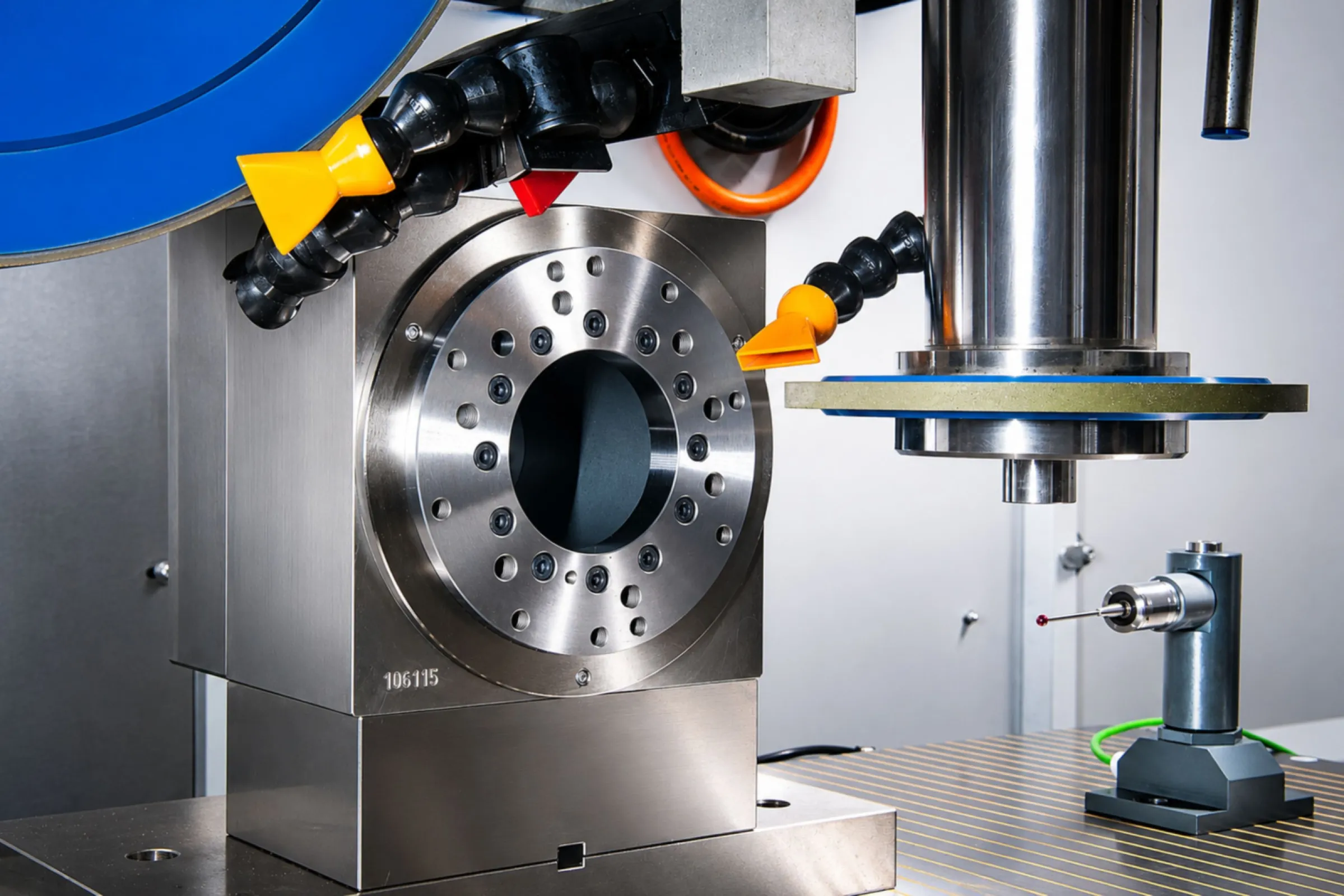 High-precision clamping system for notch or flat grinding of SiC boules