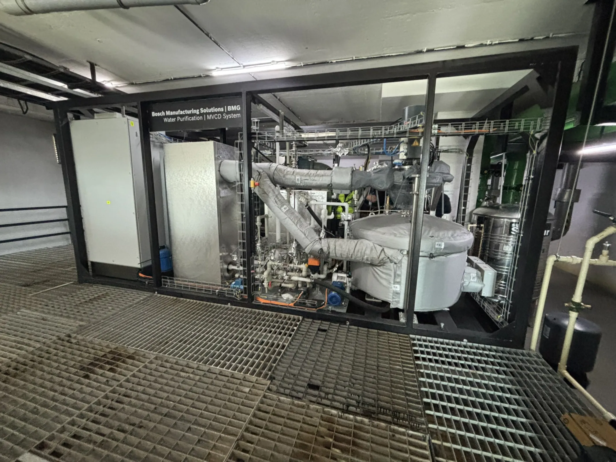Bosch water purification system can be installed either as a containerized plug-and-play solution or on a skid, ready for installation inside a building. It is capable of producing up to 3 m³/h of demineralized water.
